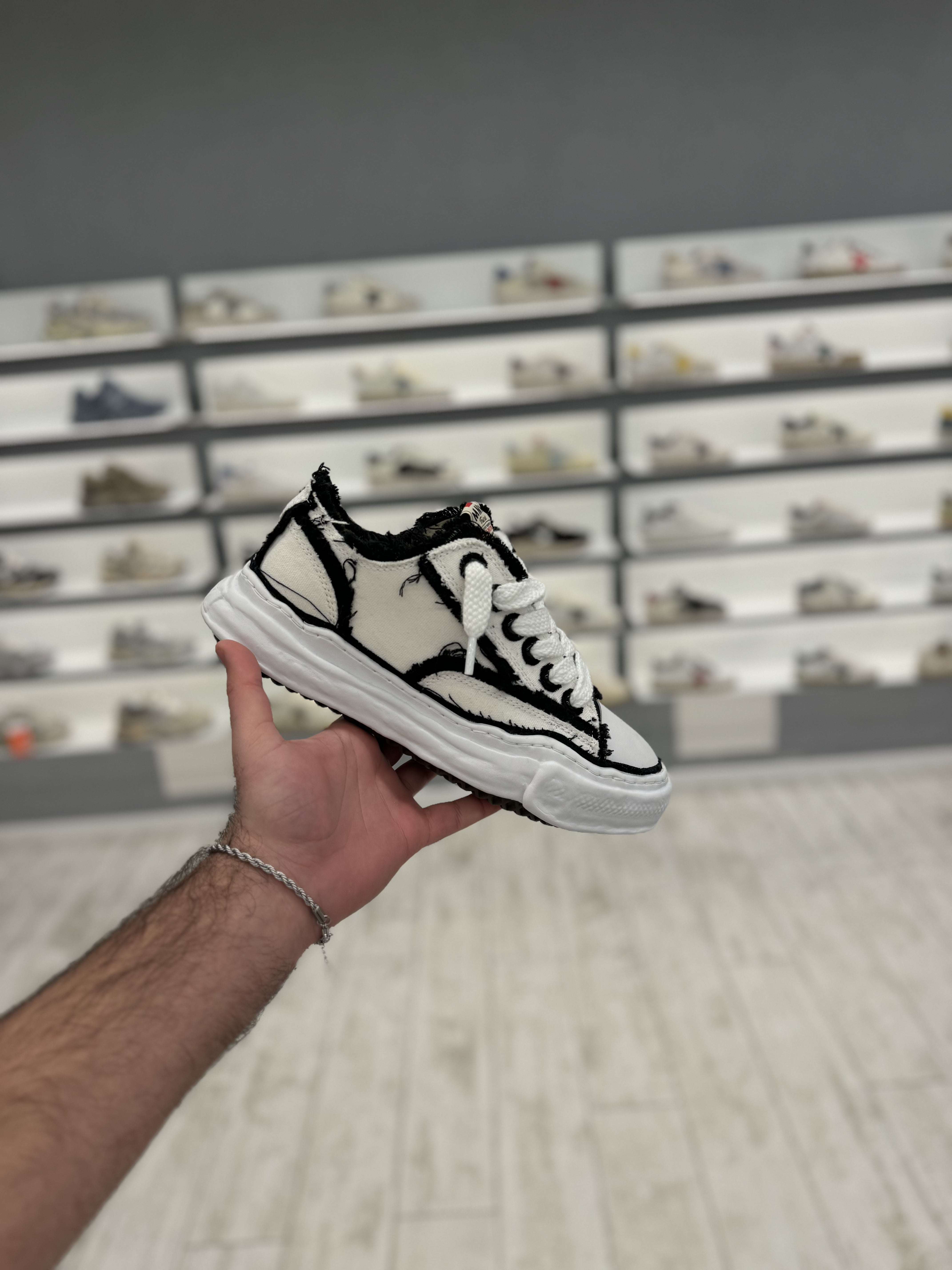 מייסון מיארה בצבע לבן קרעים שחורים