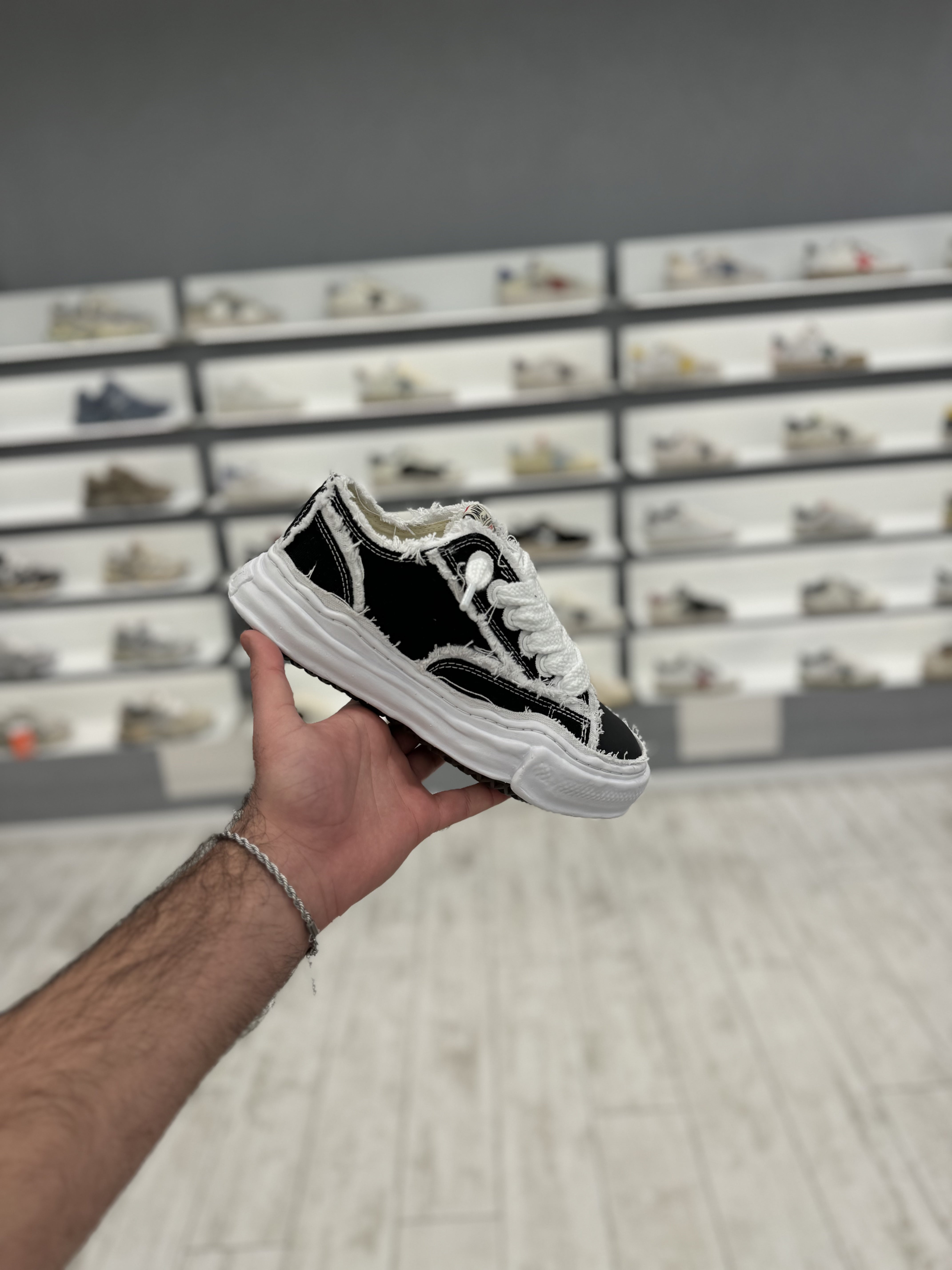 מייסון מיארה שחור עם קרעים לבנים