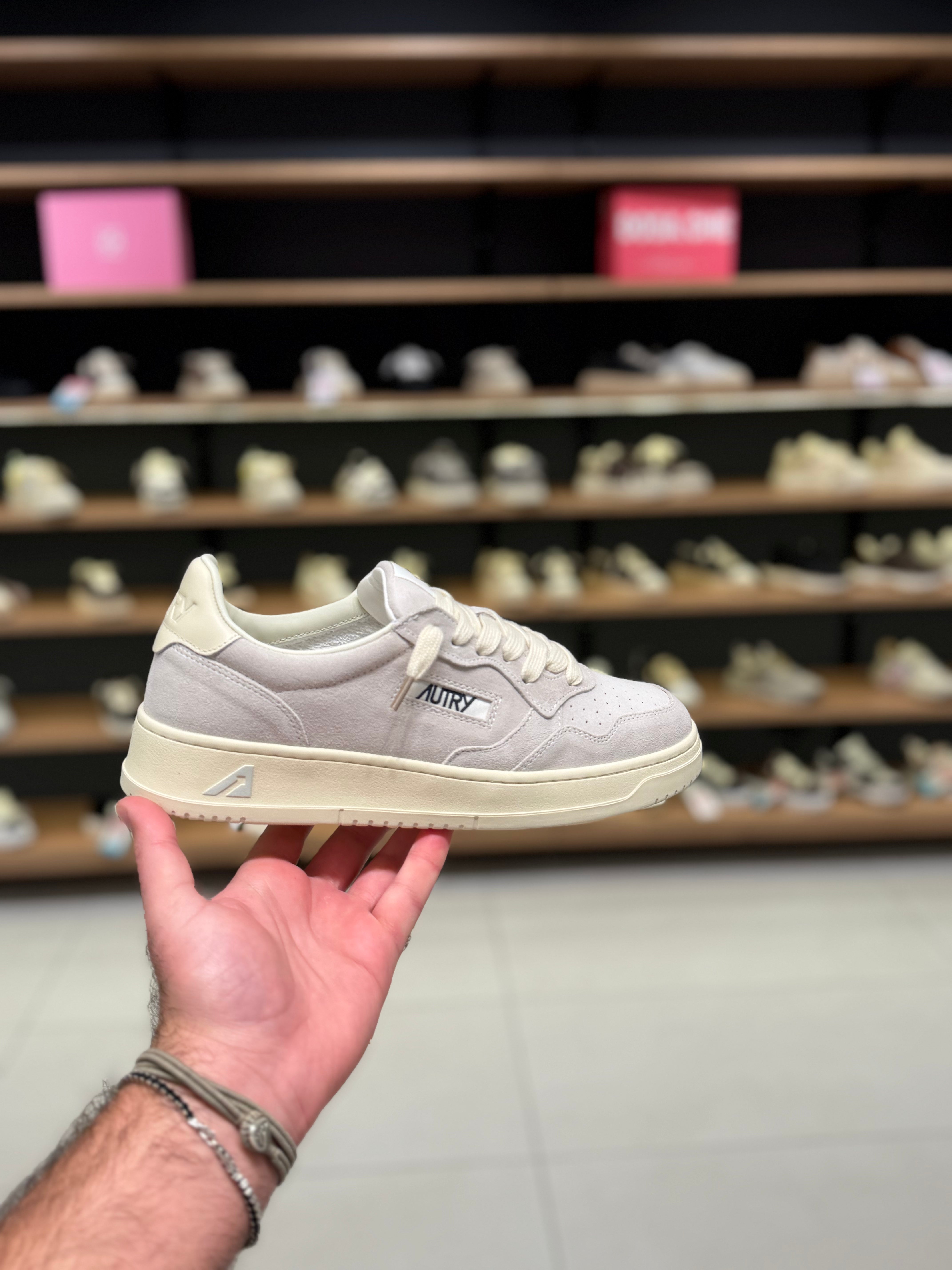 Autry Medalist – לבן אפור בהיר זמש | Branded shoes bymrcrazyshoes