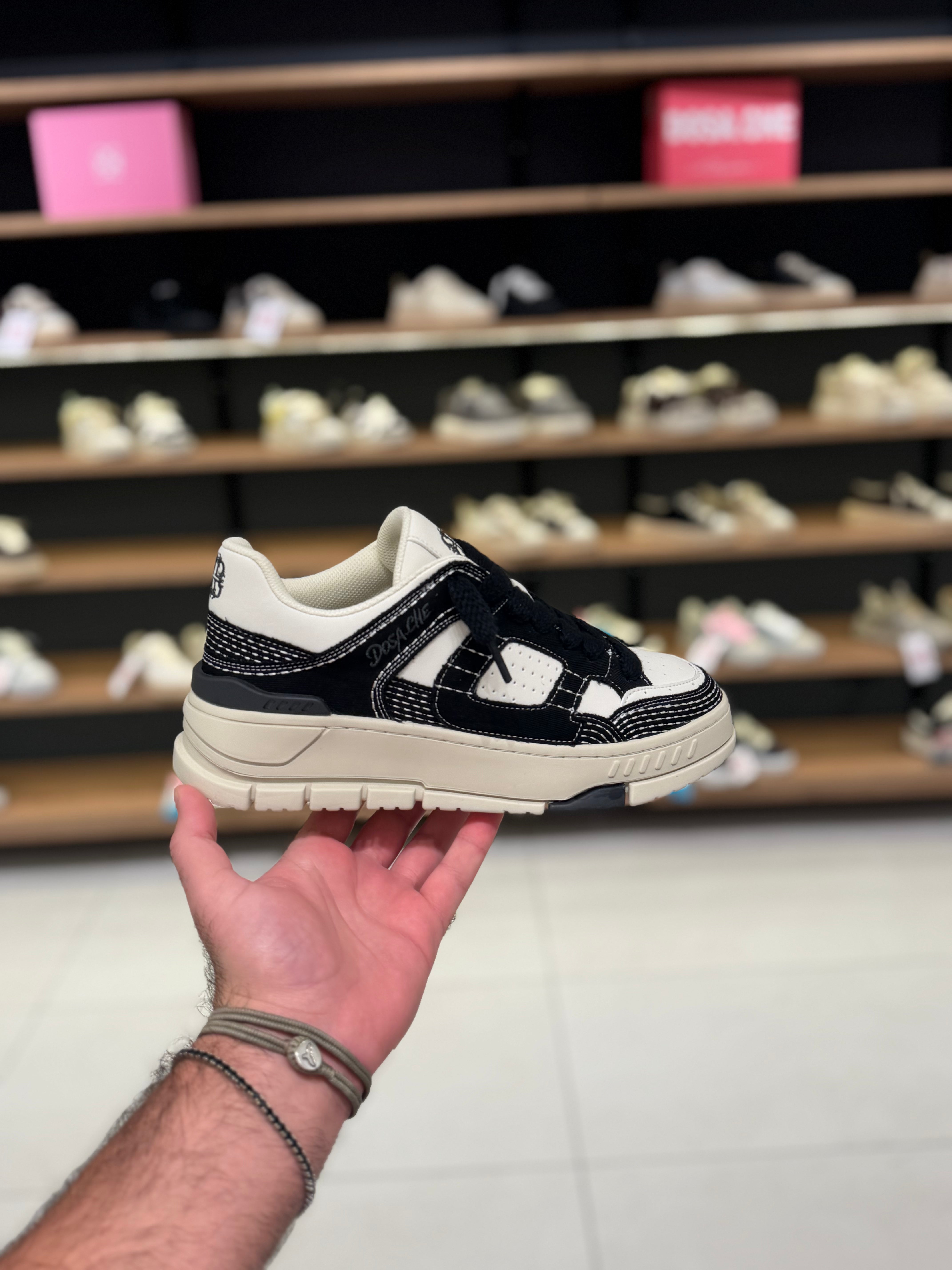 סניקרס דוסה D - לבן עם שחור ותפר | Branded shoes bymrcrazyshoes