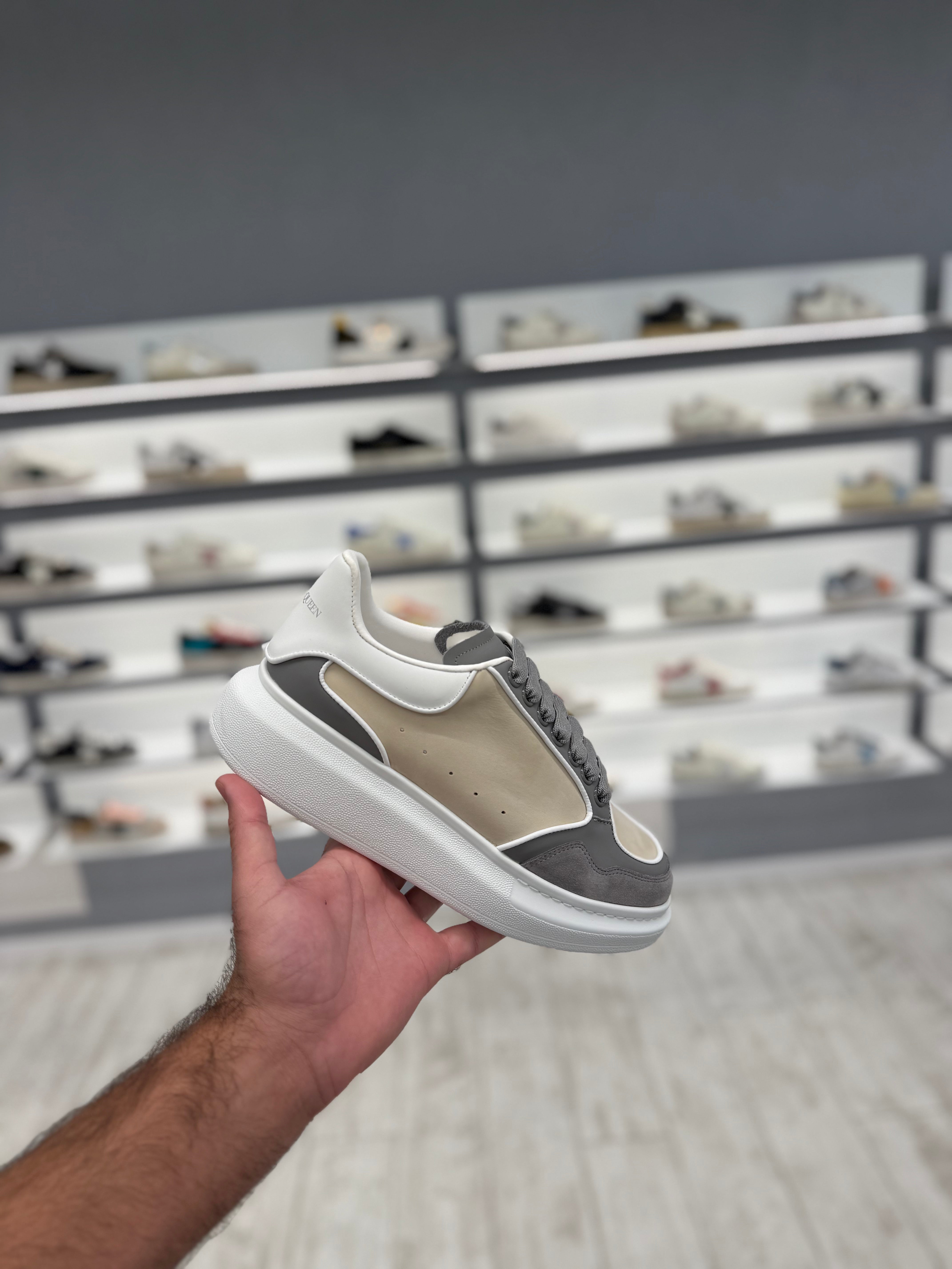 אלכסנדר מקווין אפור בז לבן