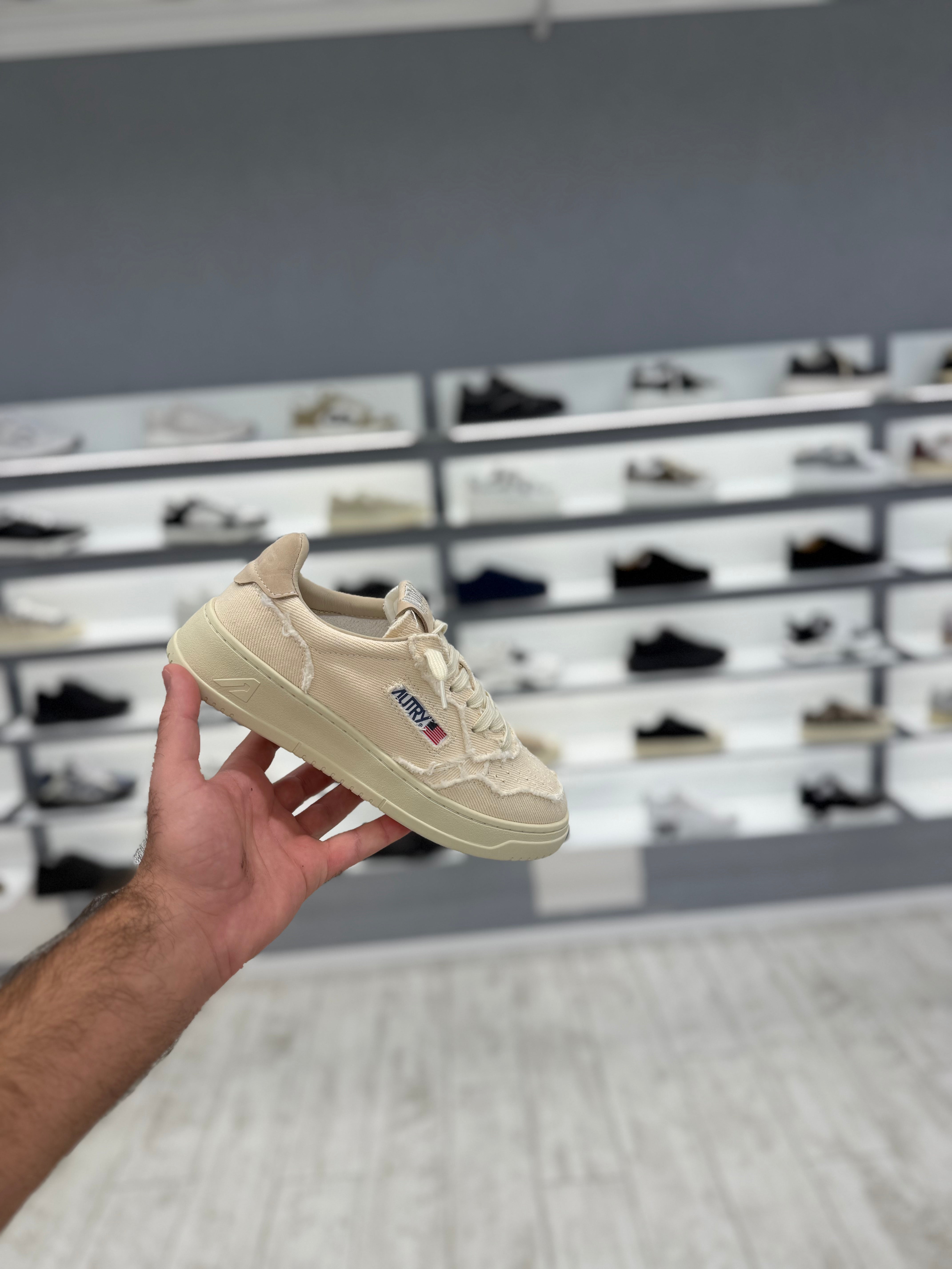 AUTRY MEDALIST- בז עם קרעים