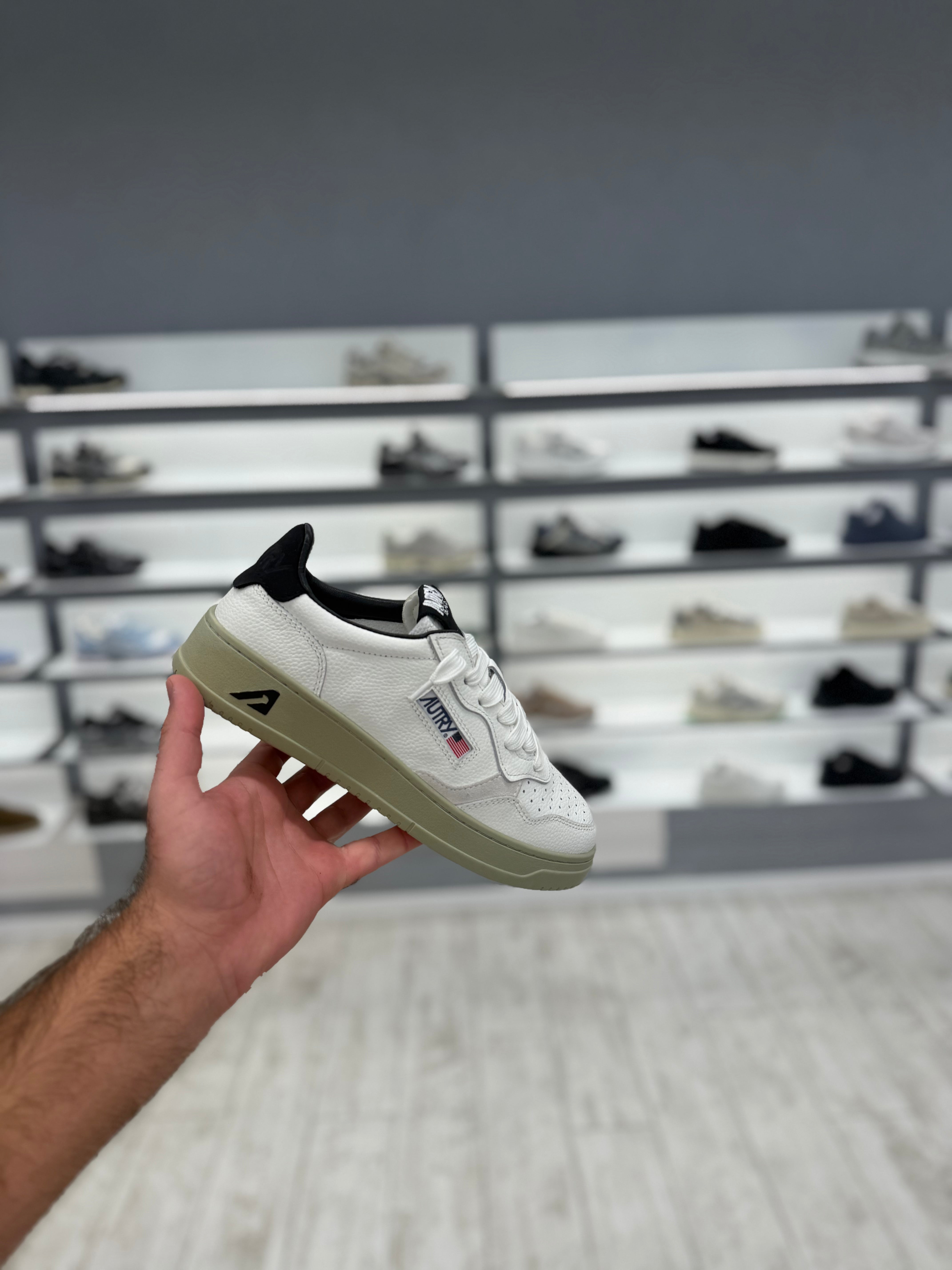 AUTRY MEDALIST- לבן מלא עם עקב שחור