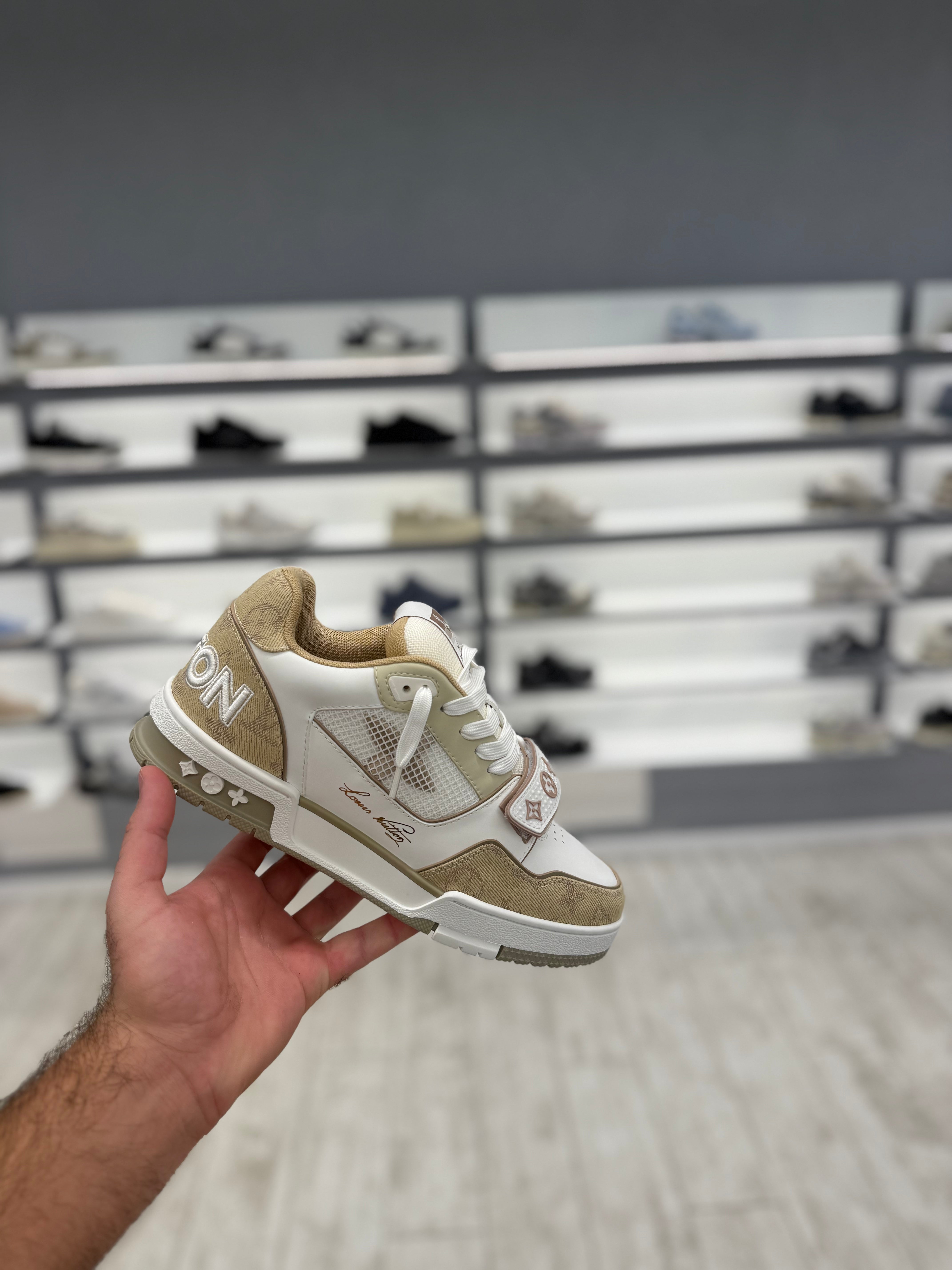 Louis Vuitton LV Trainer - בז ולבן