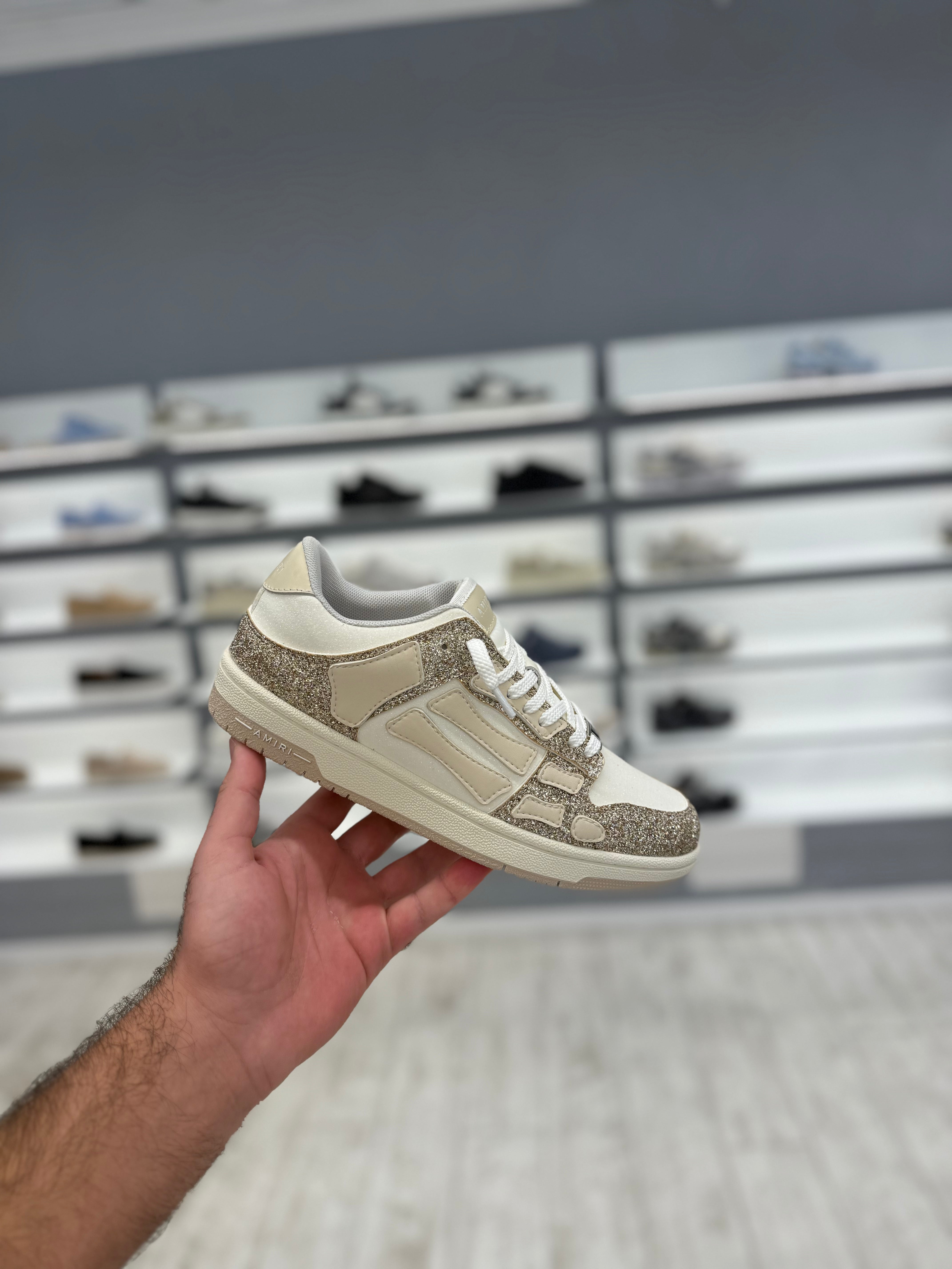 אמירי סניקרס- לבן וזהב נצנצים