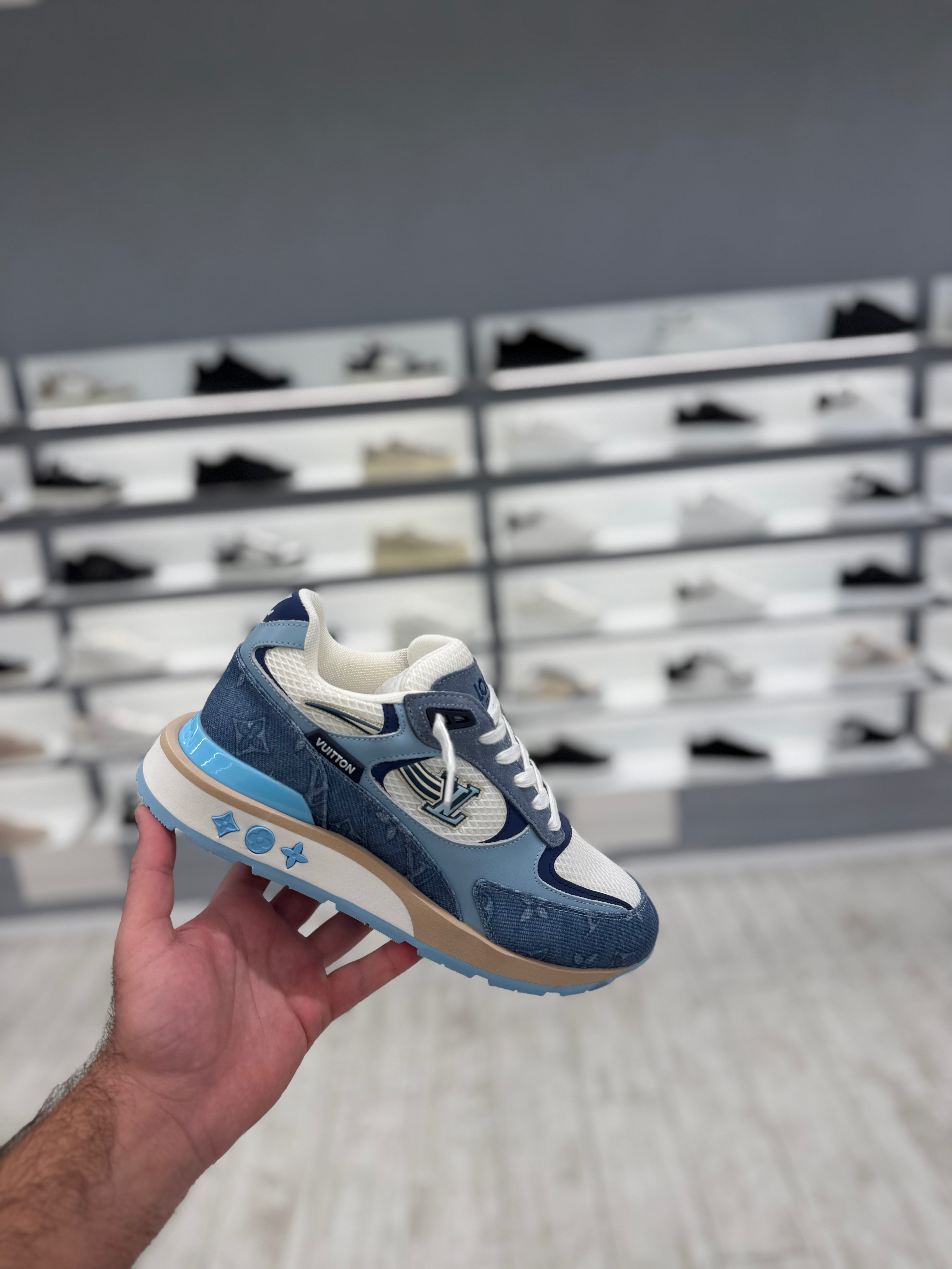 לואי ויטון-Runner Tatic Sneaker כחול גינס ולבן