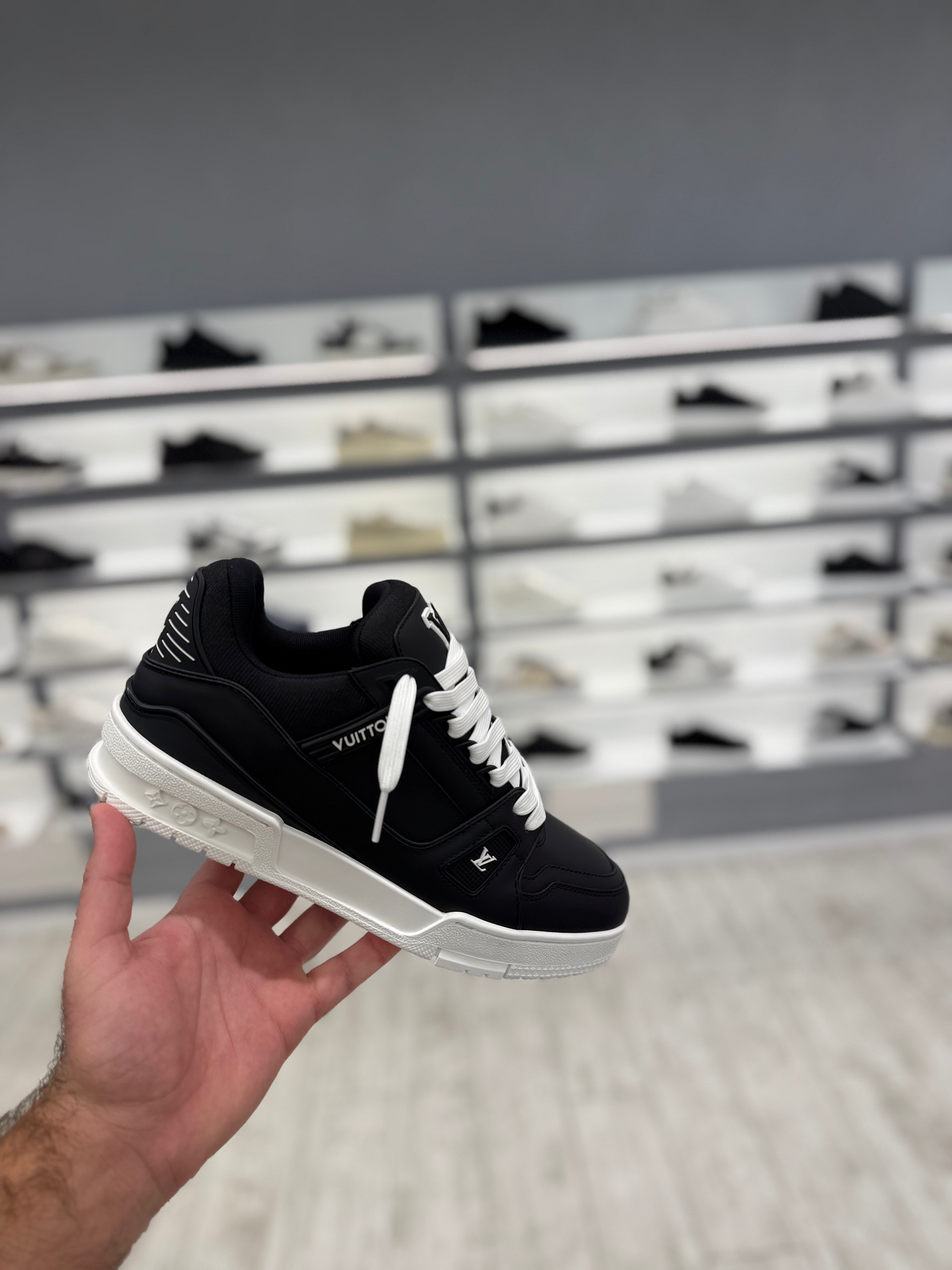Louis Vuitton LV Trainer שחור ולבן