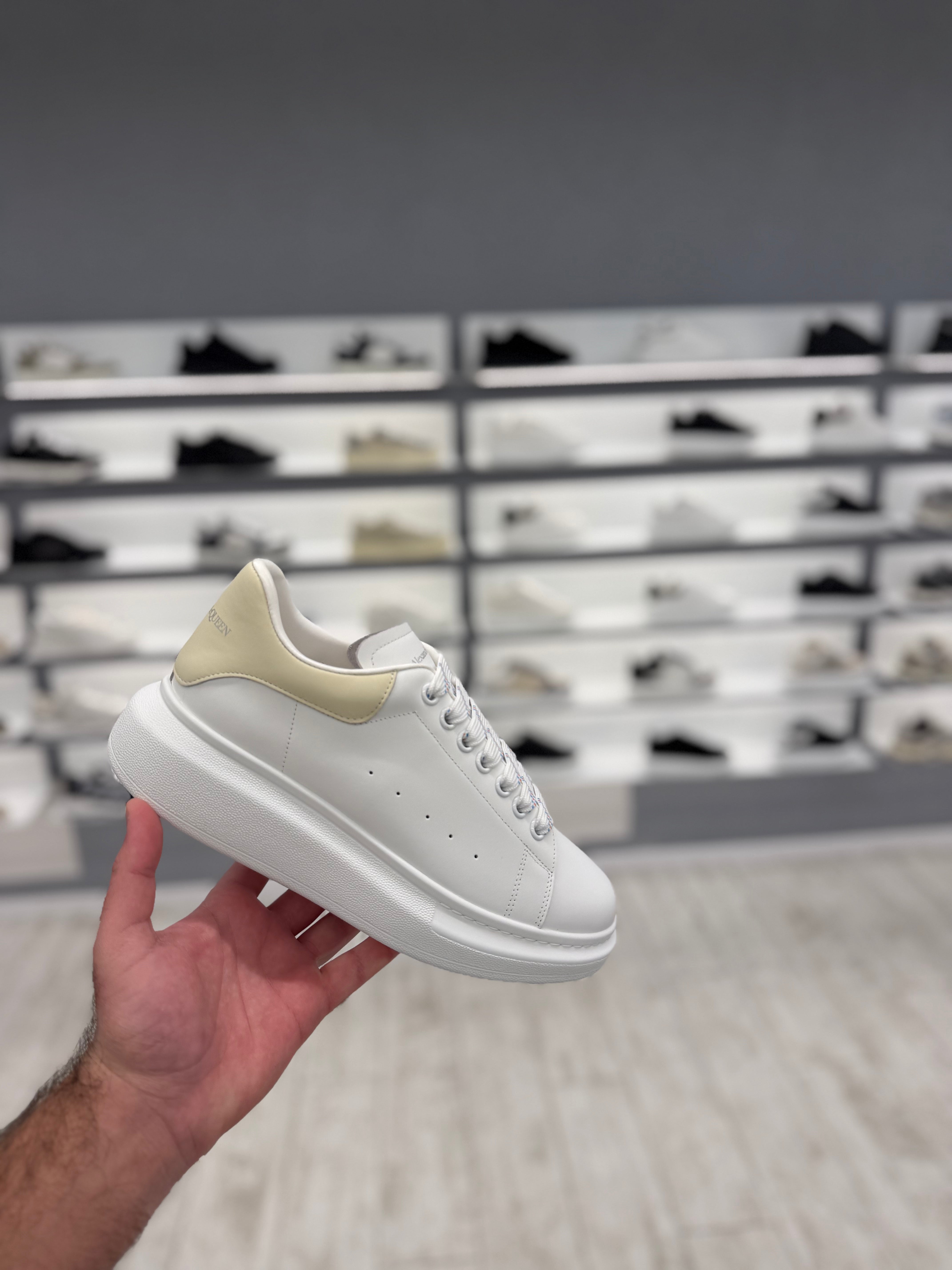 אלכסנדר מקווין-לבן ועקב בז