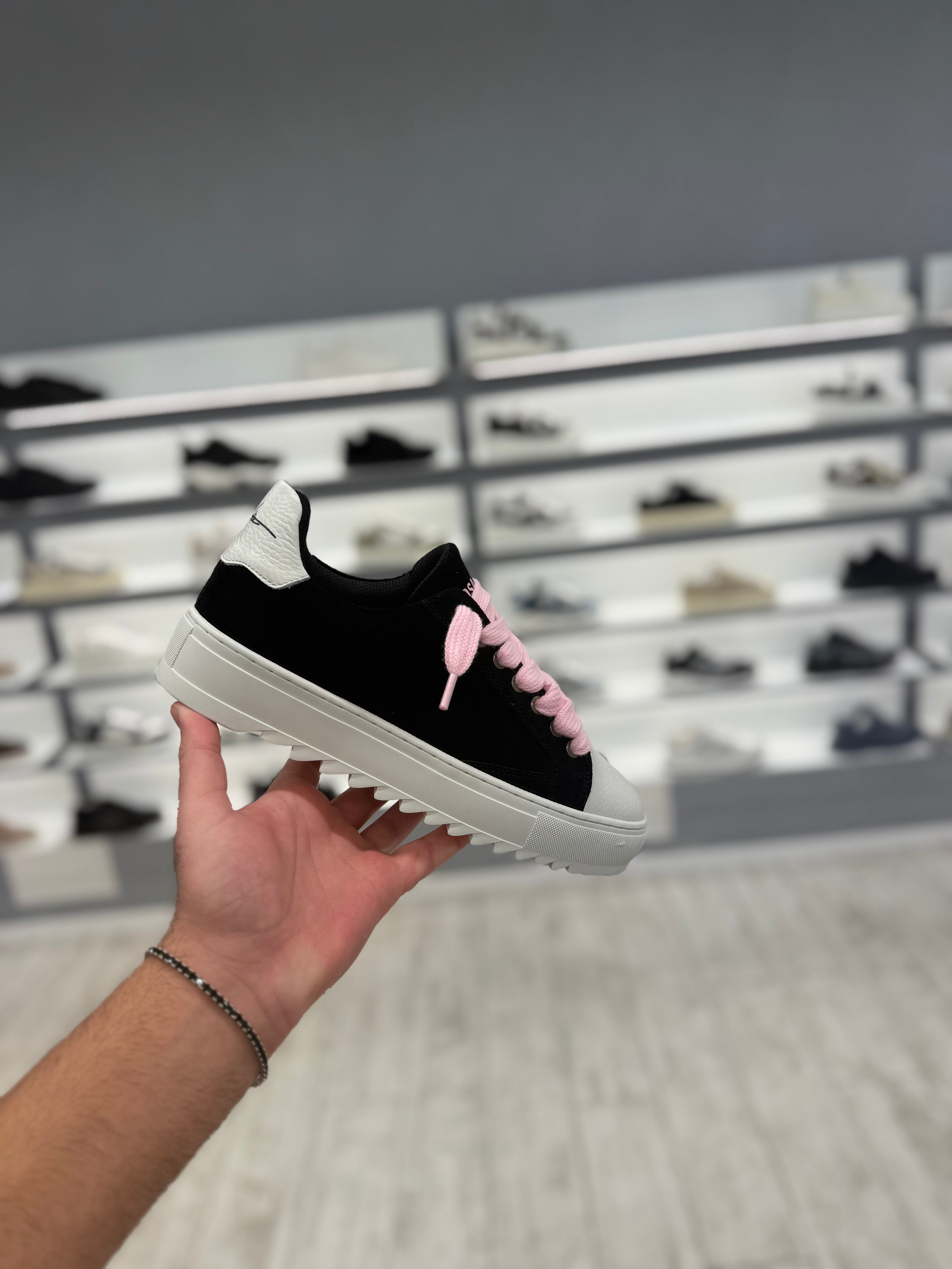 סניקרס דוסה- שחור חלק עם שרוך ורוד