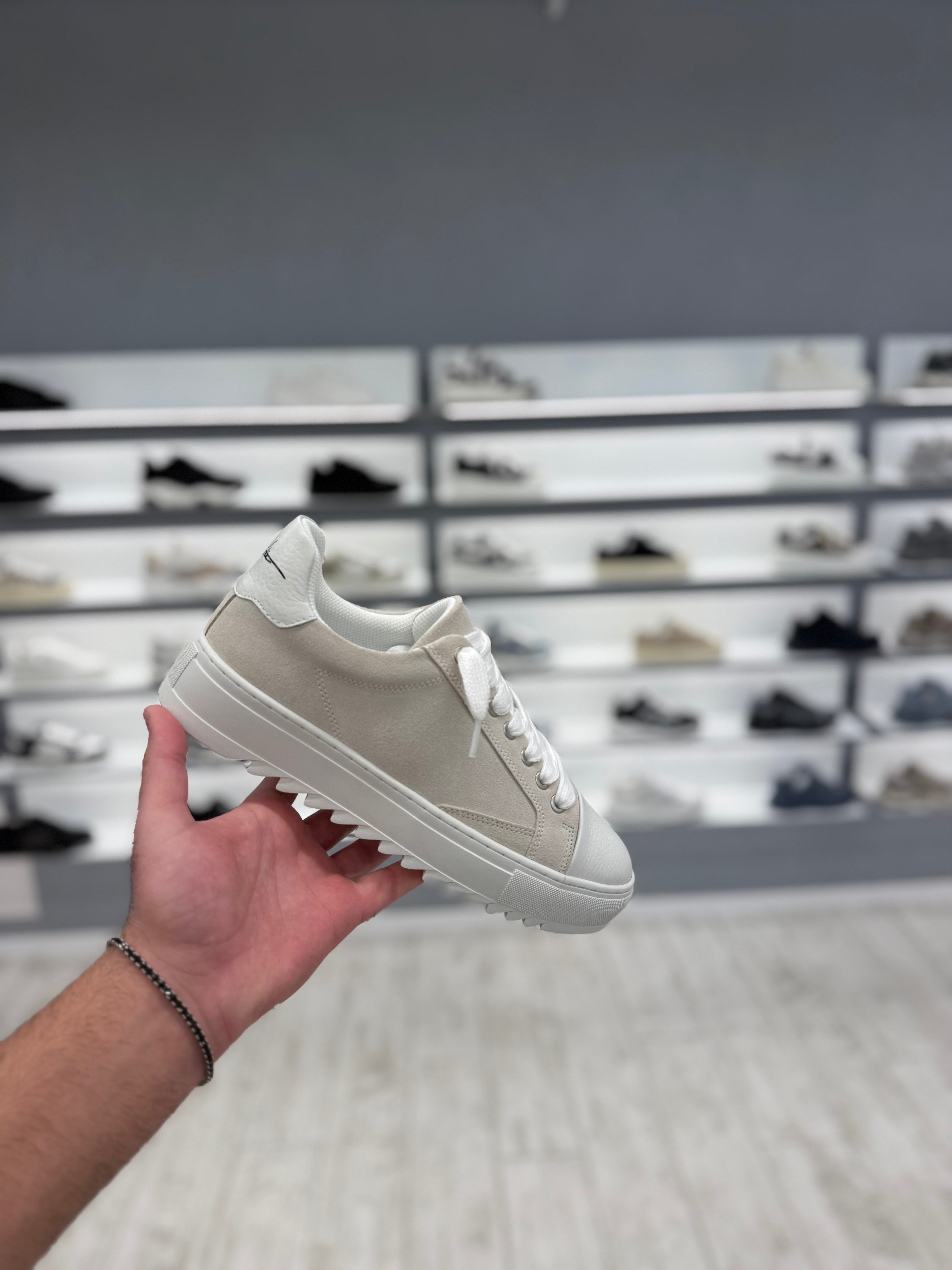 סניקרס דוסה- בז לבן