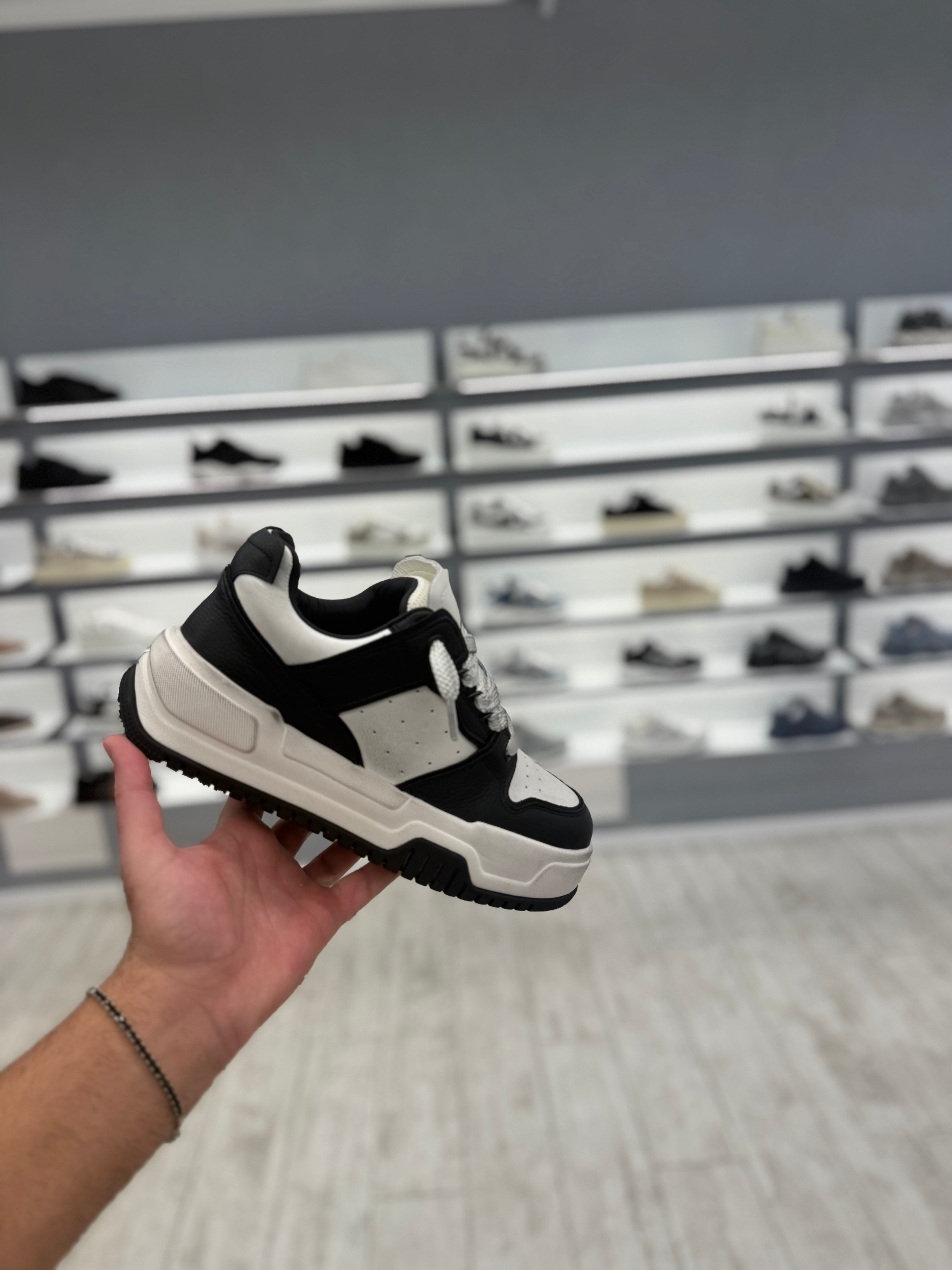 סניקרס דוסה- שחור לבן שרוך אפור