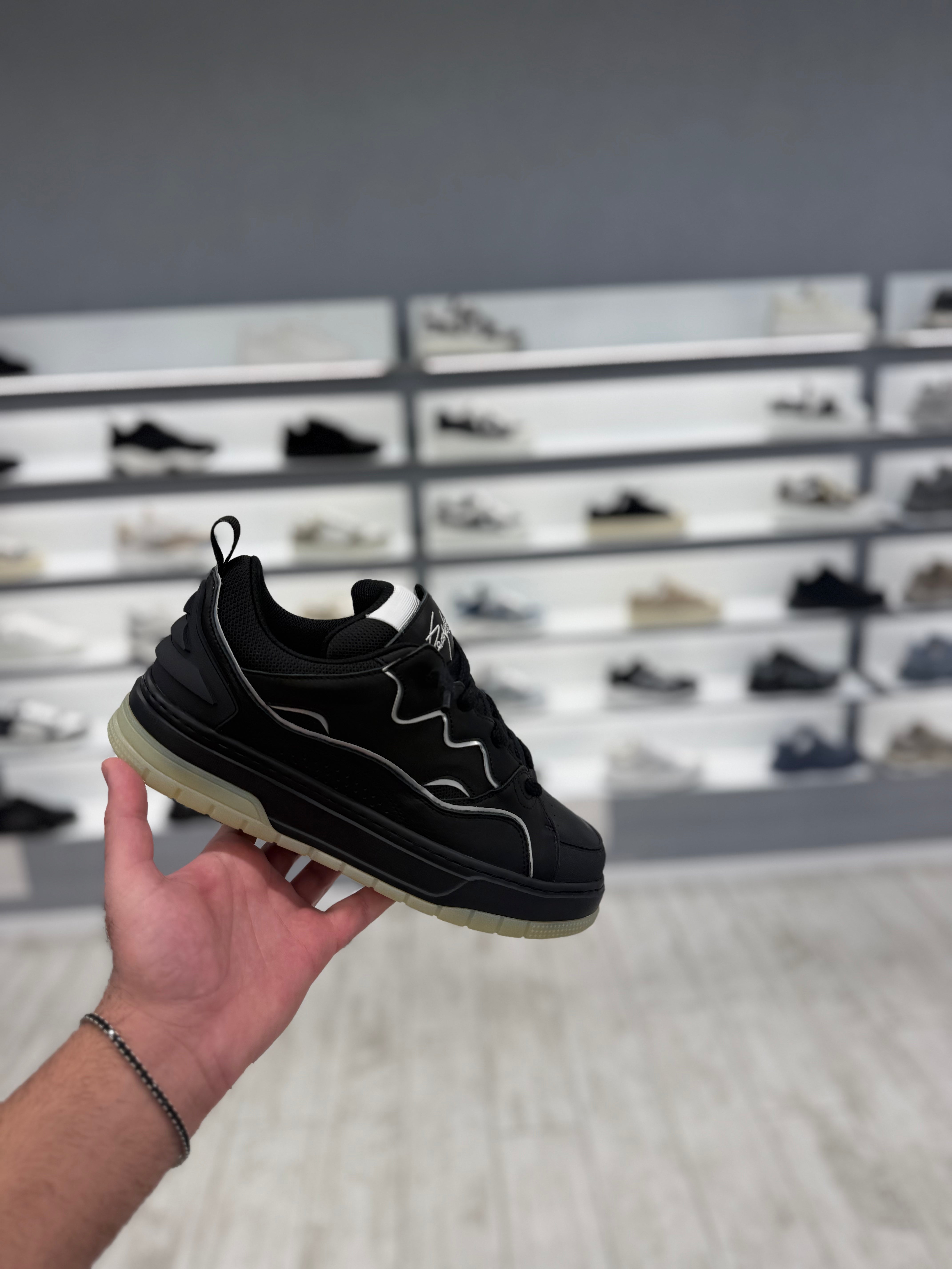 סניקרס דוסה- שחור עם פס לבן