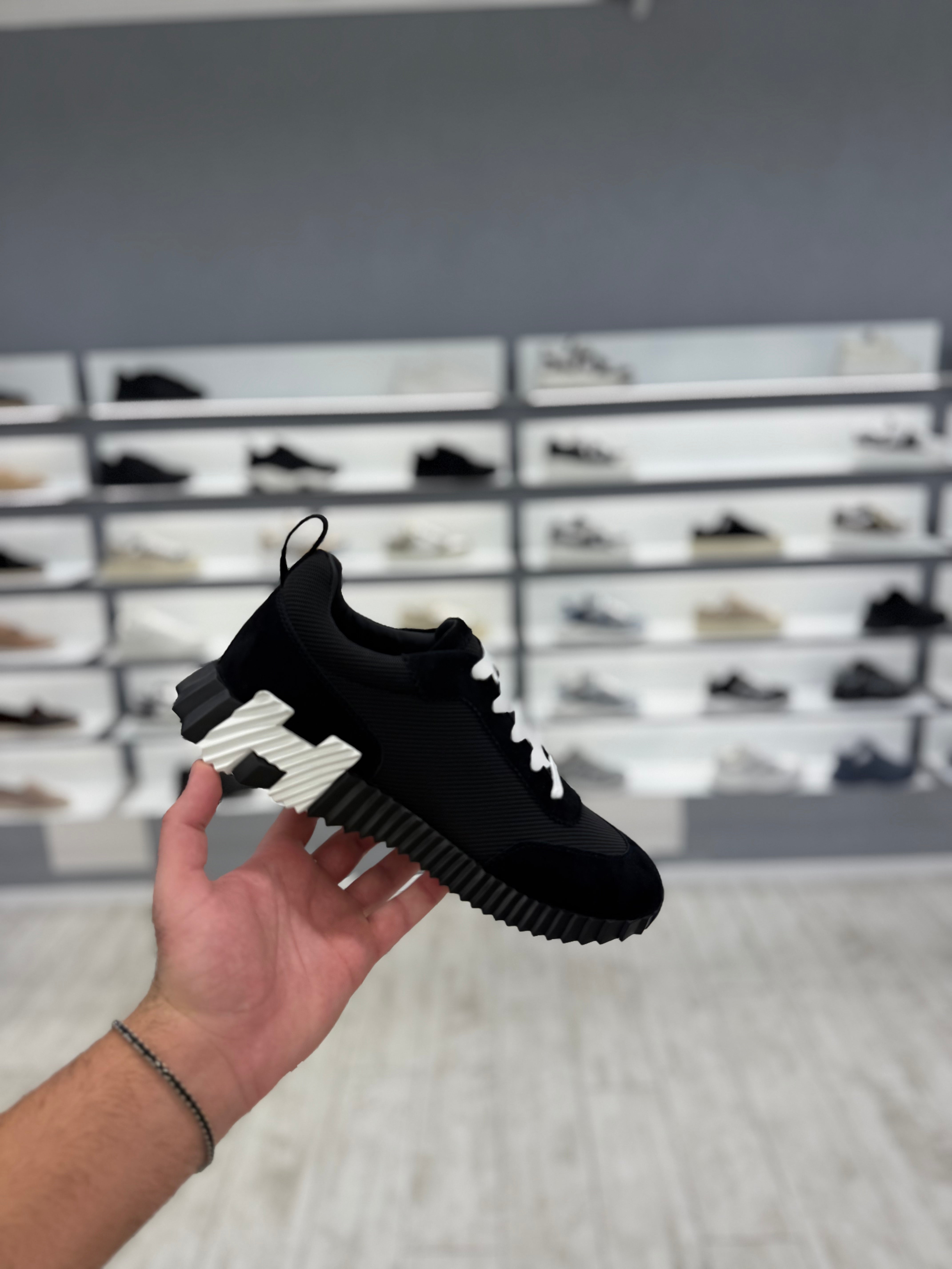 סניקרס הרמס שחור מלא לוגו לבן