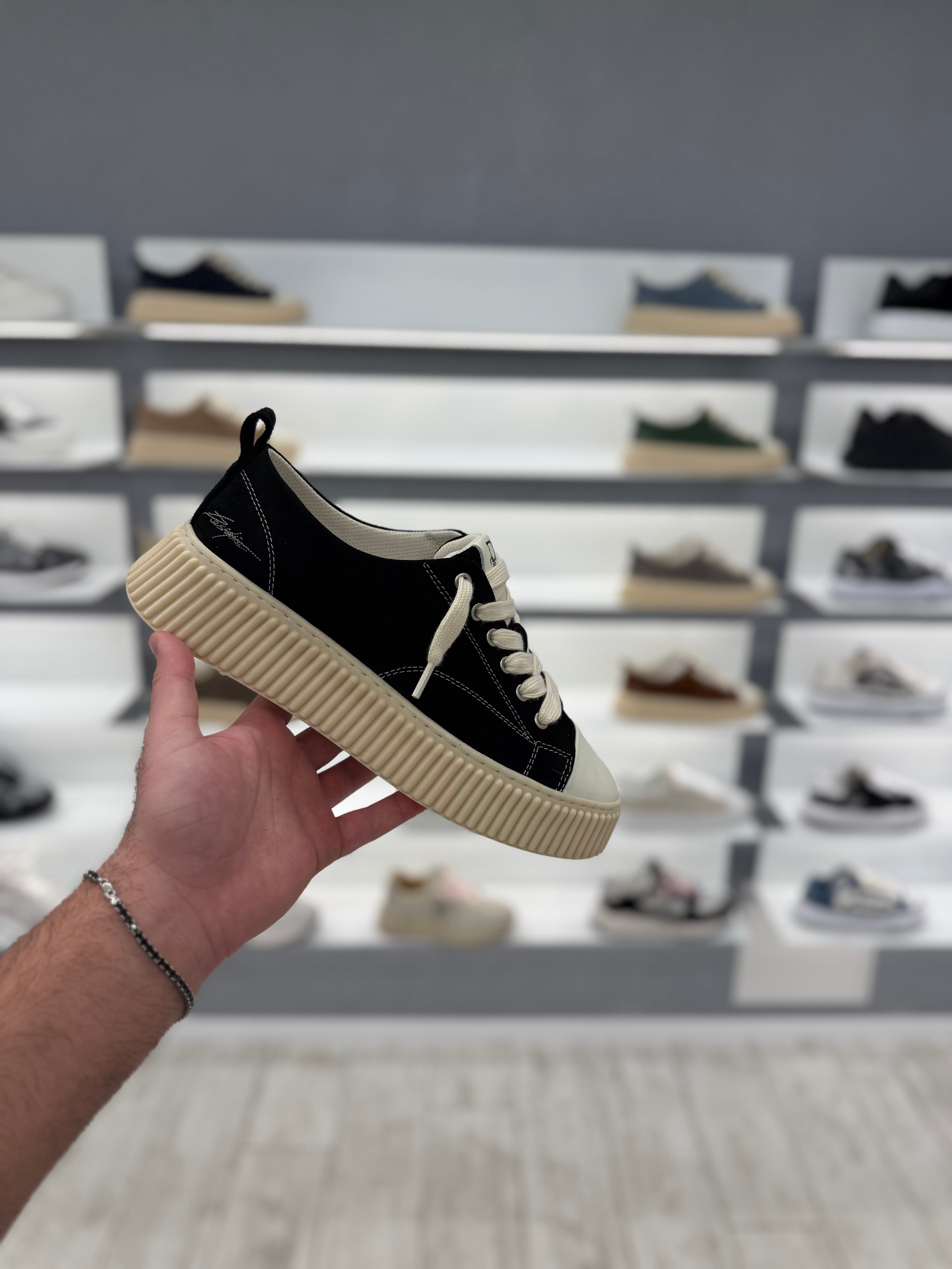 דוסה סניקרס- שחור ותפר לבן