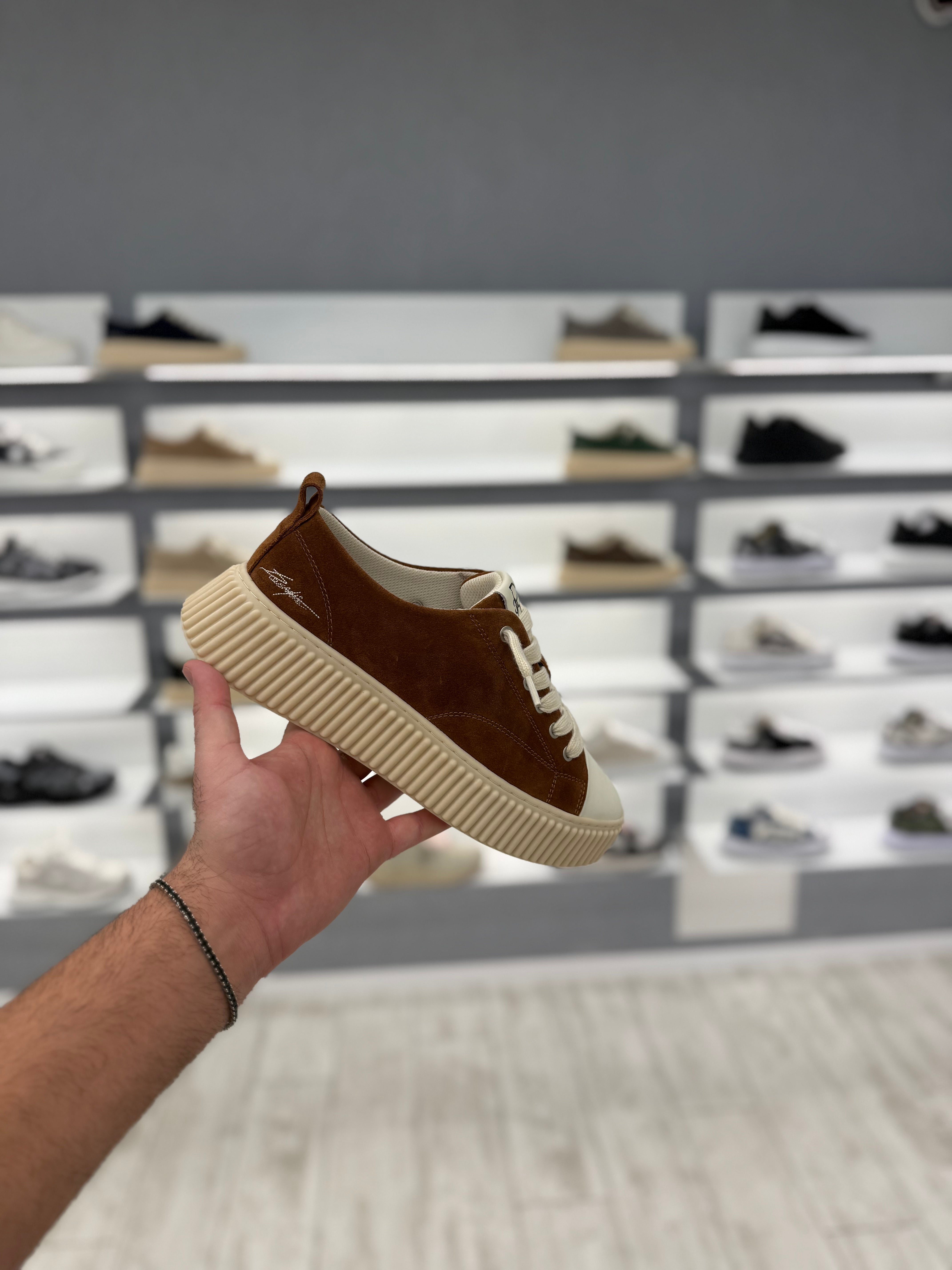 דוסה סניקרס-חום