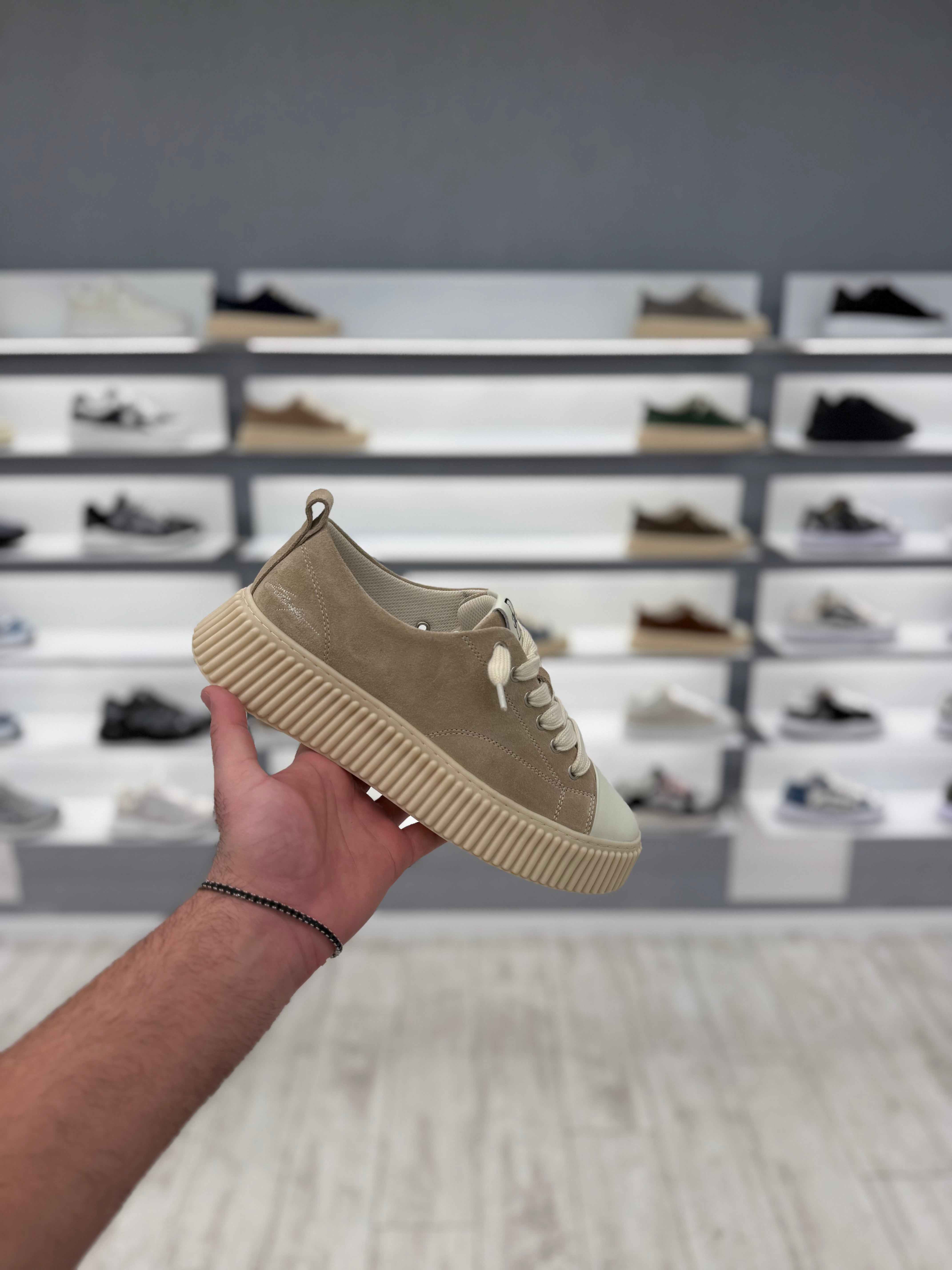 דוסה סניקרס - בז