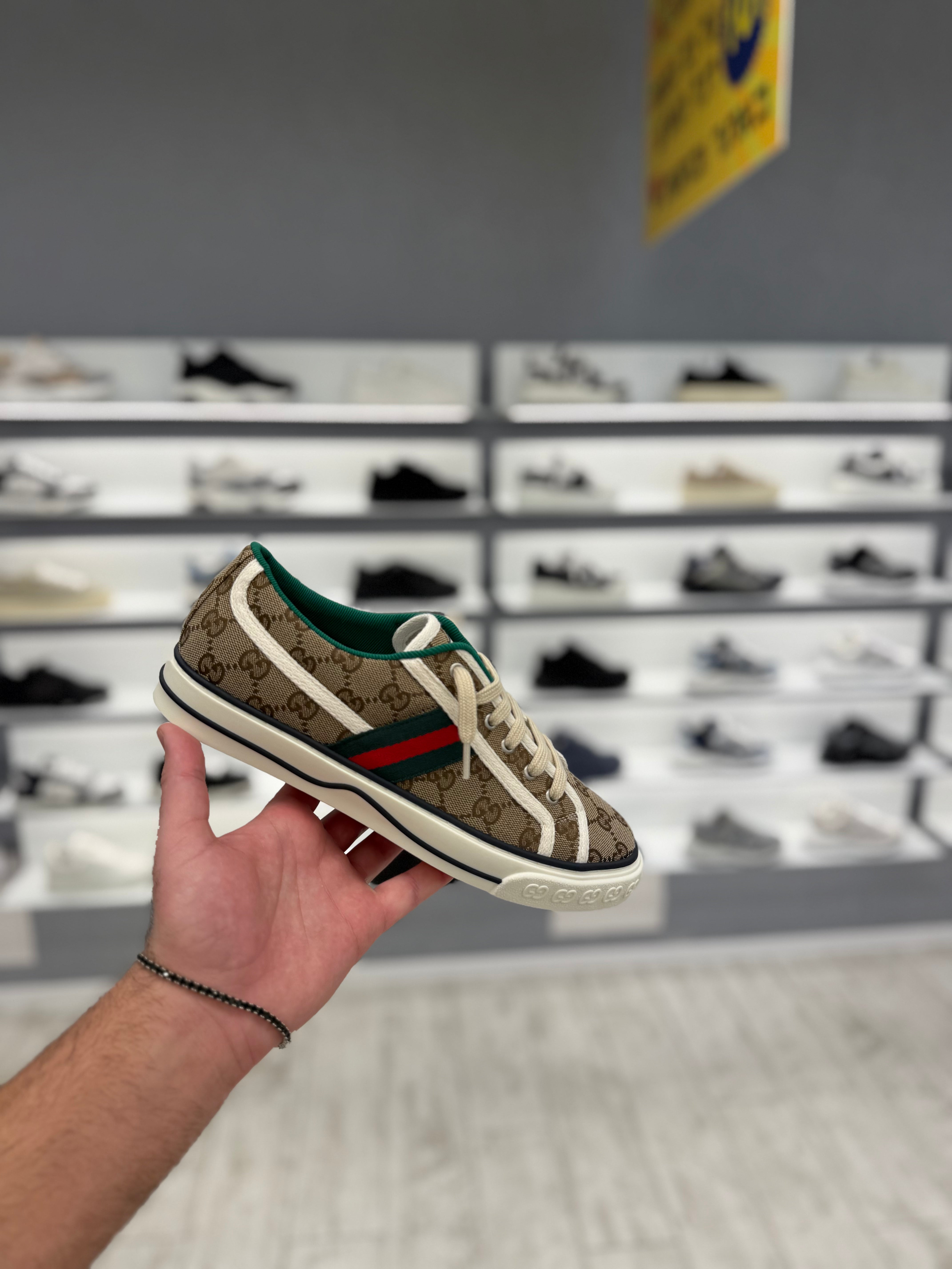 גוצי סניקרס