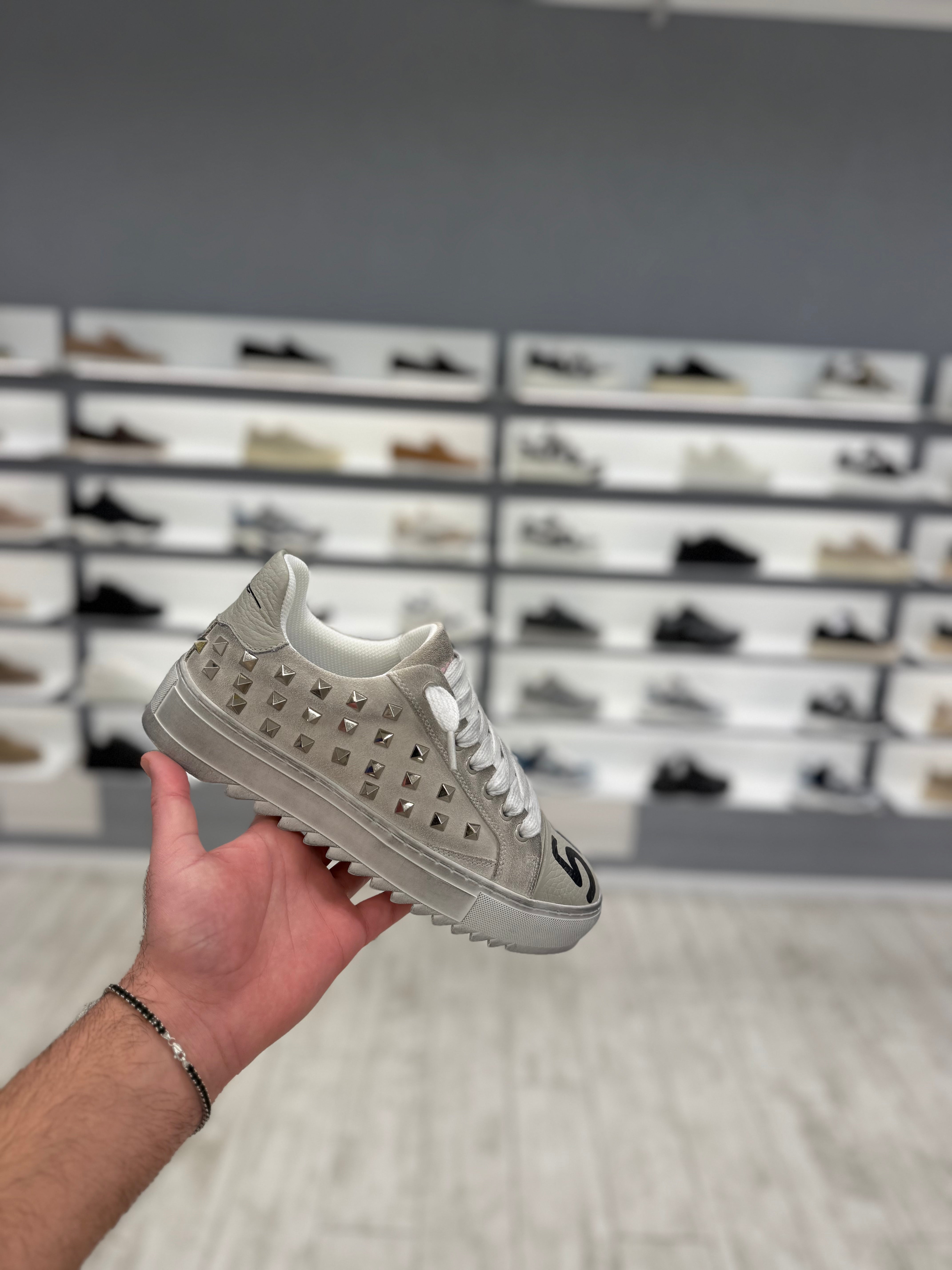 דוסה סניקרס- אפור עם ניטים