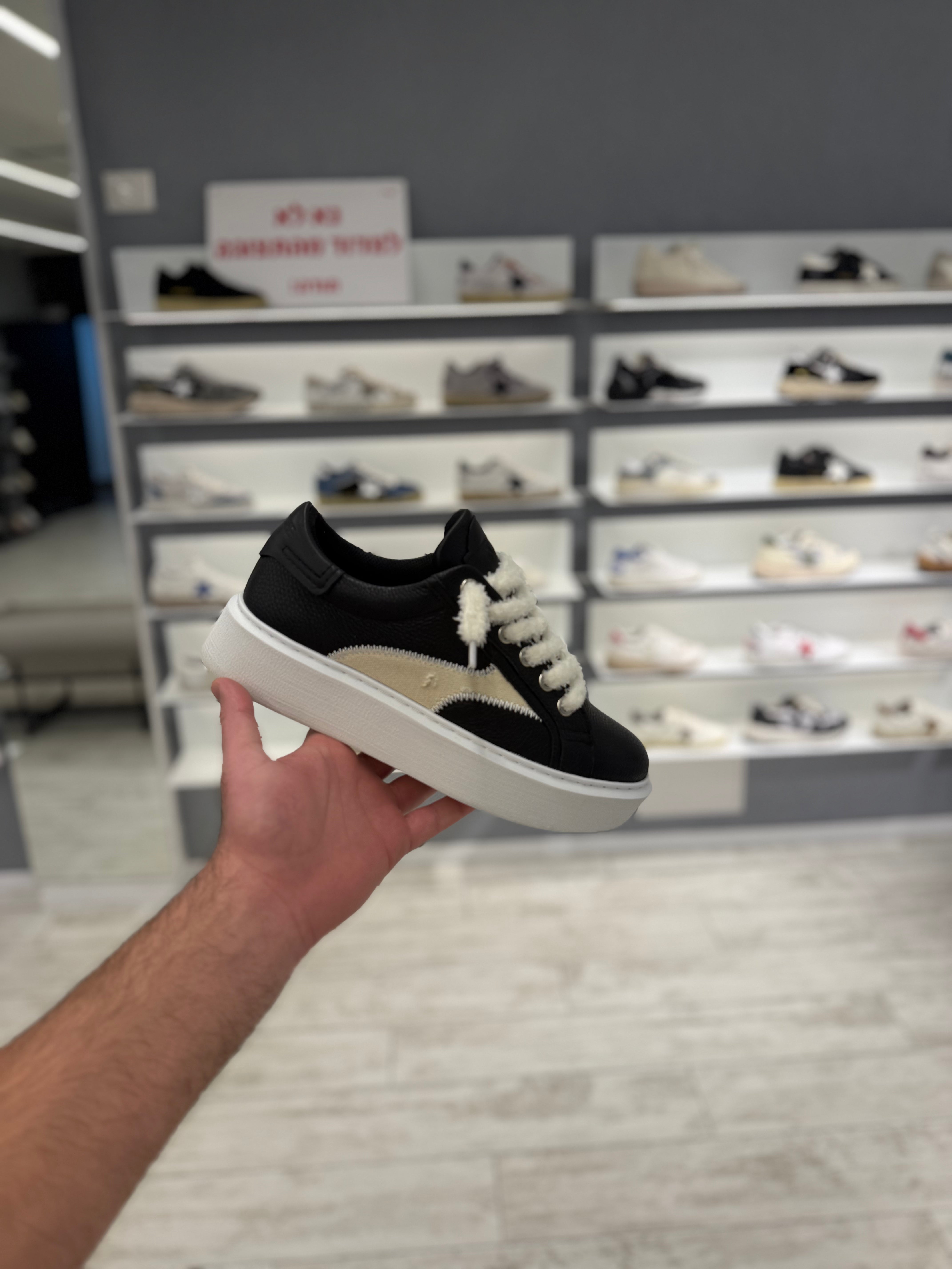 דוסה-שחור ופס שמנת עם שרוך צמר לבן