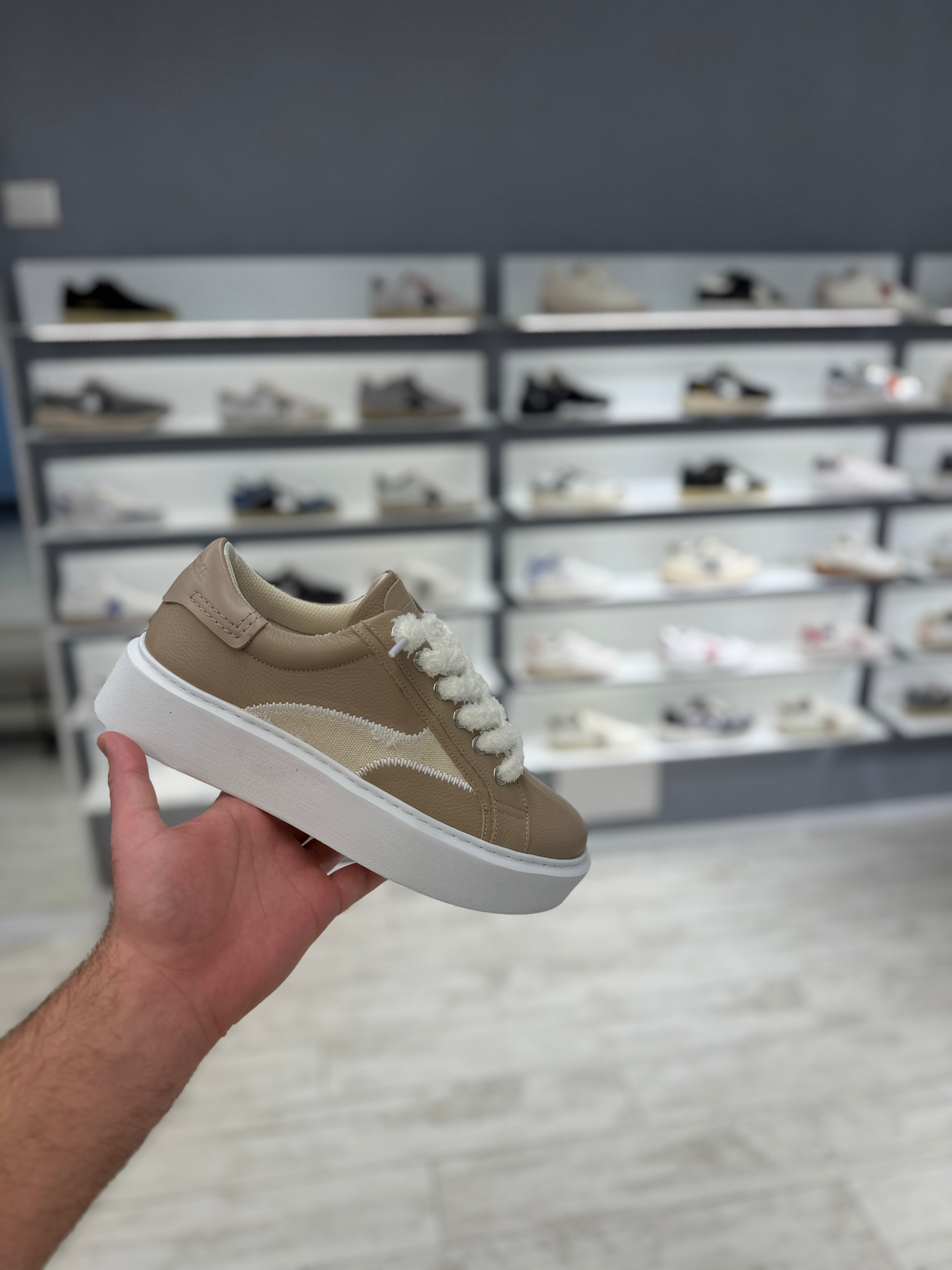 דוסה-בז עם שמנת ושרוך צמר לבן