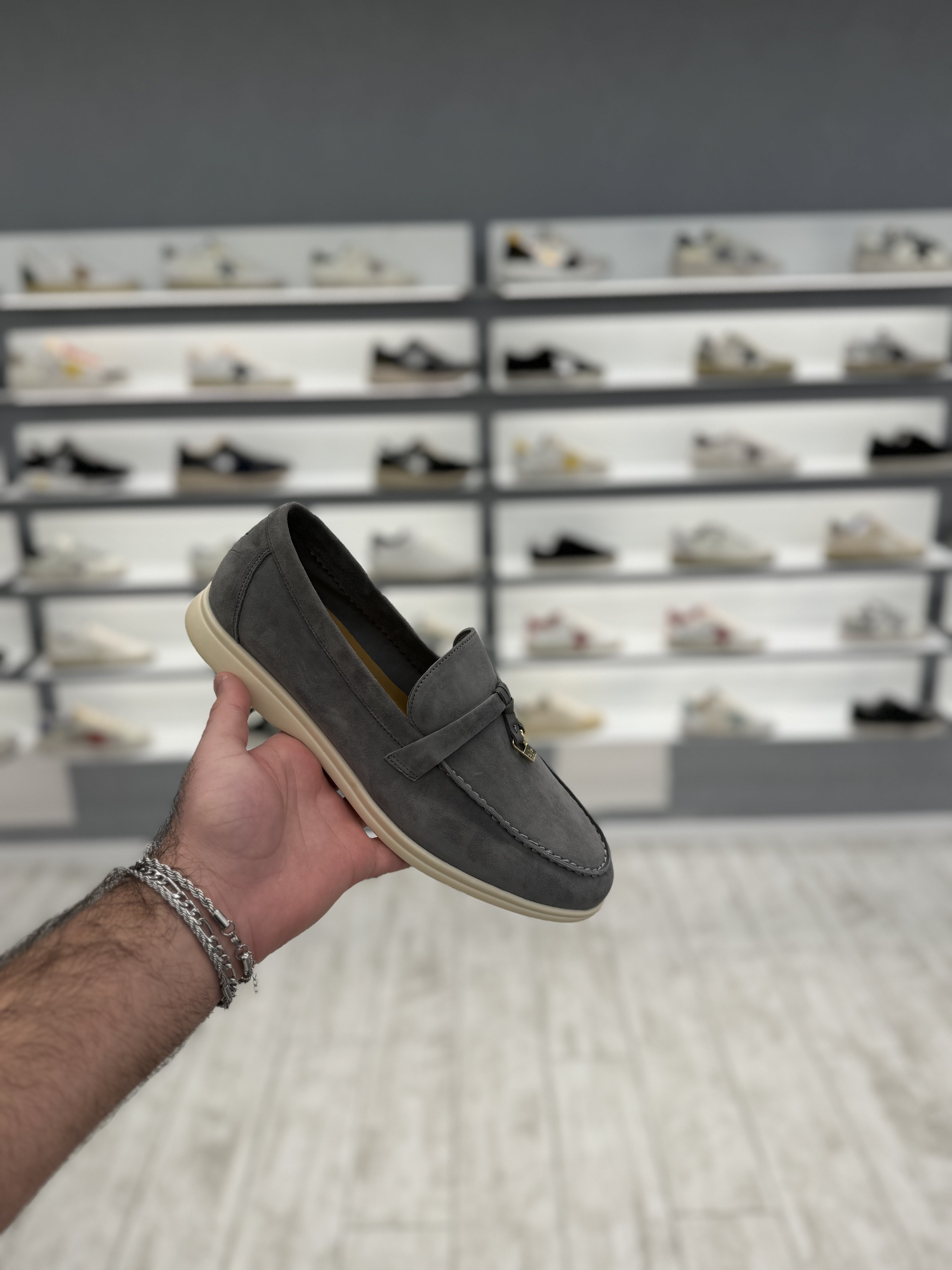 לורו פיאנה-מוקסין בצבע אפור