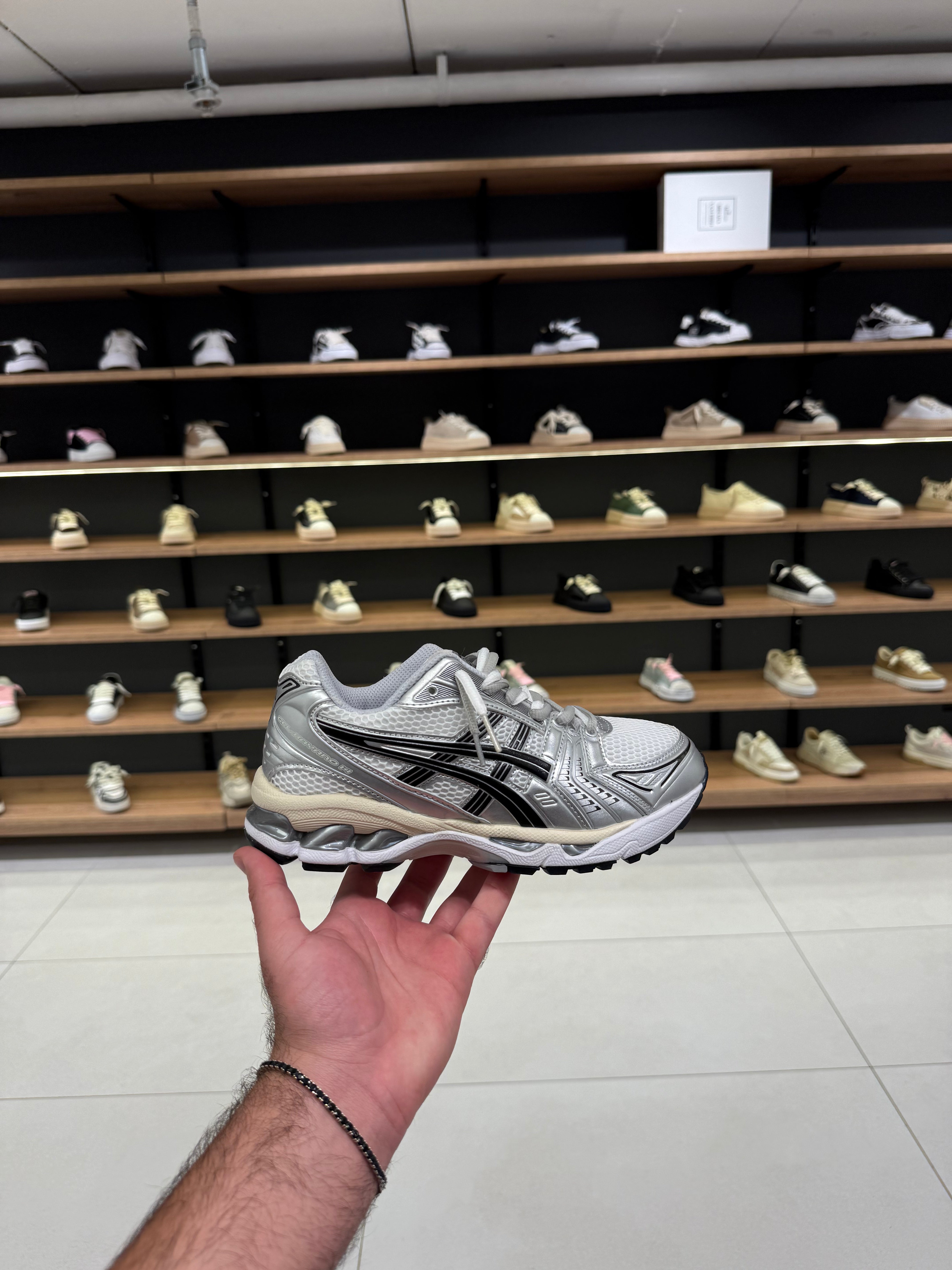 אסיקס Gel-Kayano 14- לבן עם אפור