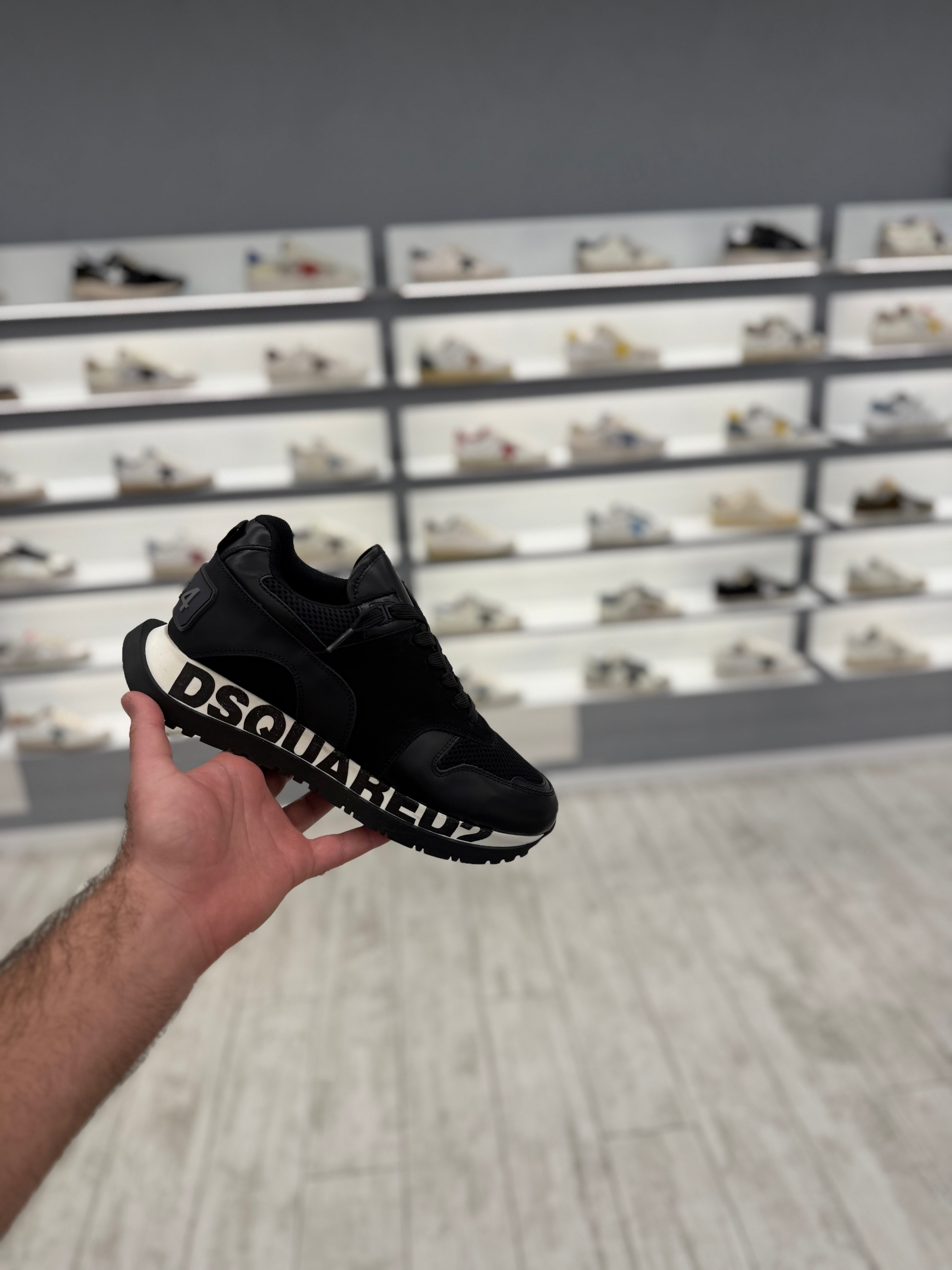 דסקווארד סניקרס