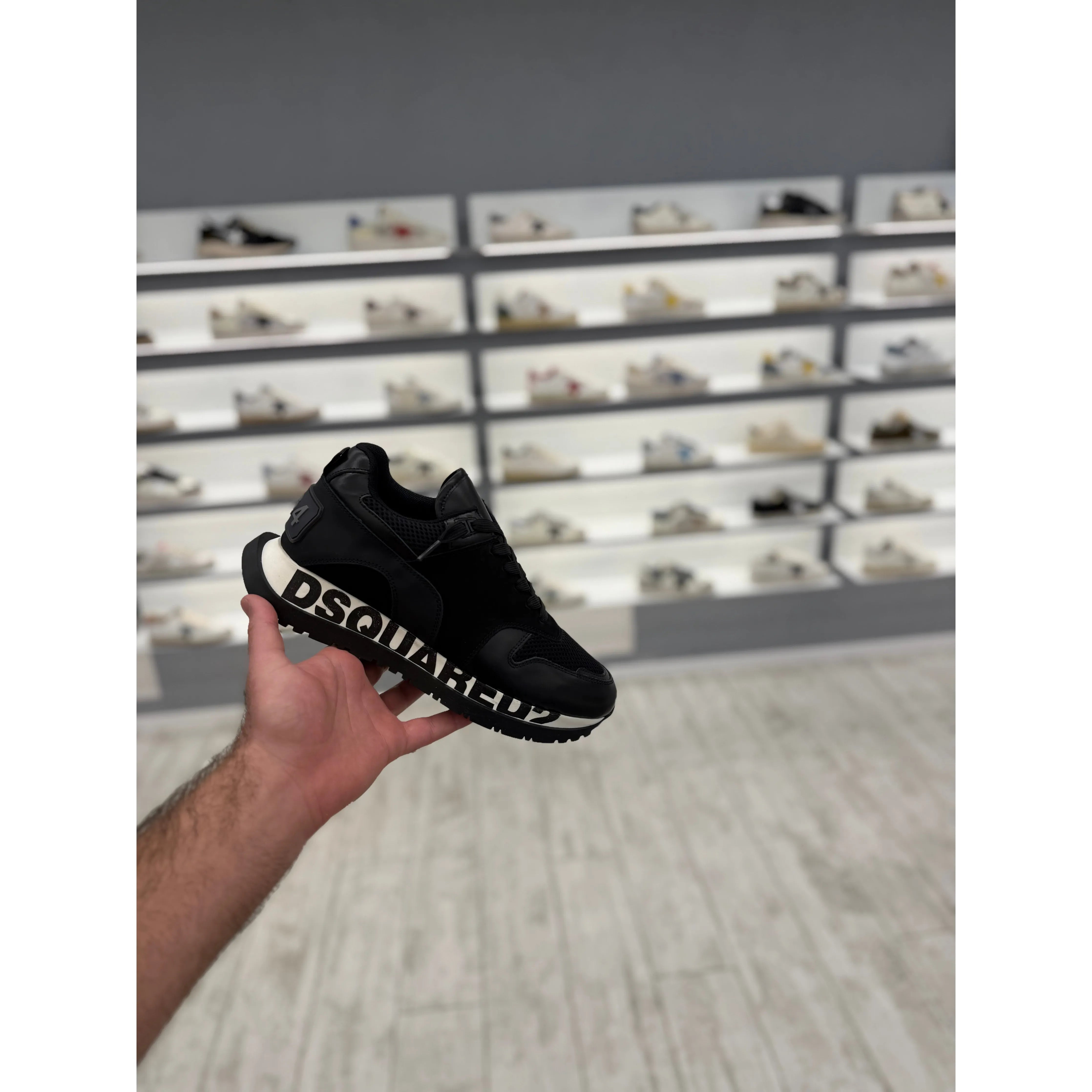 דסקווארד סניקרס