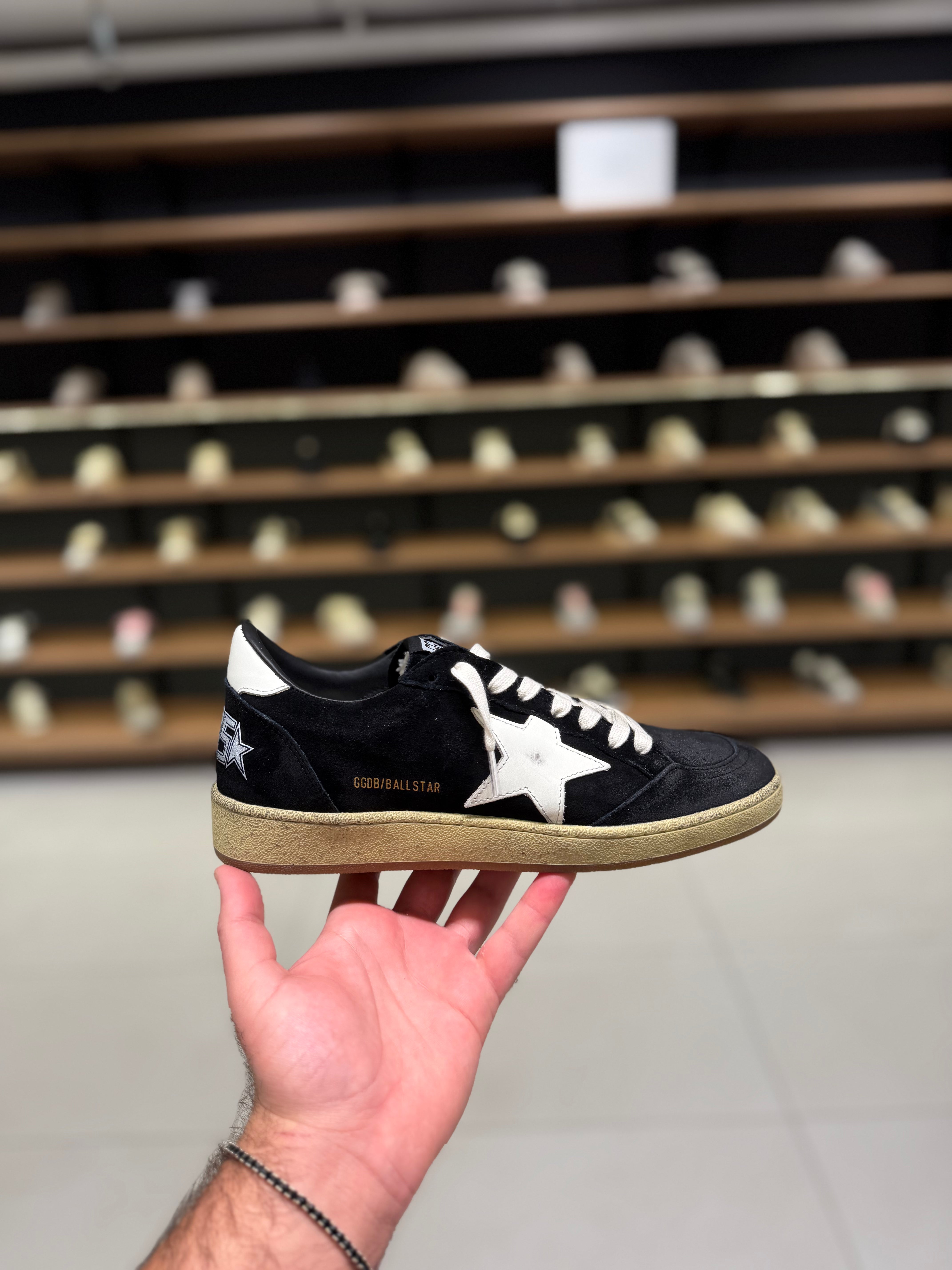 גולדן גוס- בולסטאר שחור זמש עם כוכב לבן | Branded shoes bymrcrazyshoes