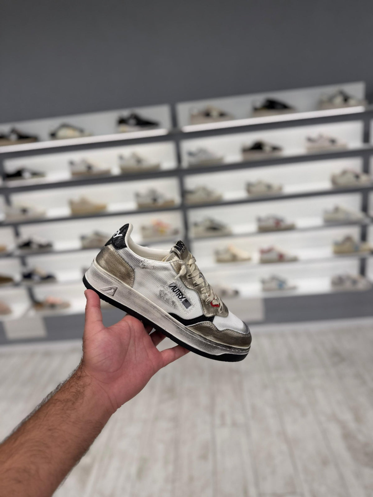 AUTRY MEDALIST זהב עם לבן ושחור | Branded shoes bymrcrazyshoes