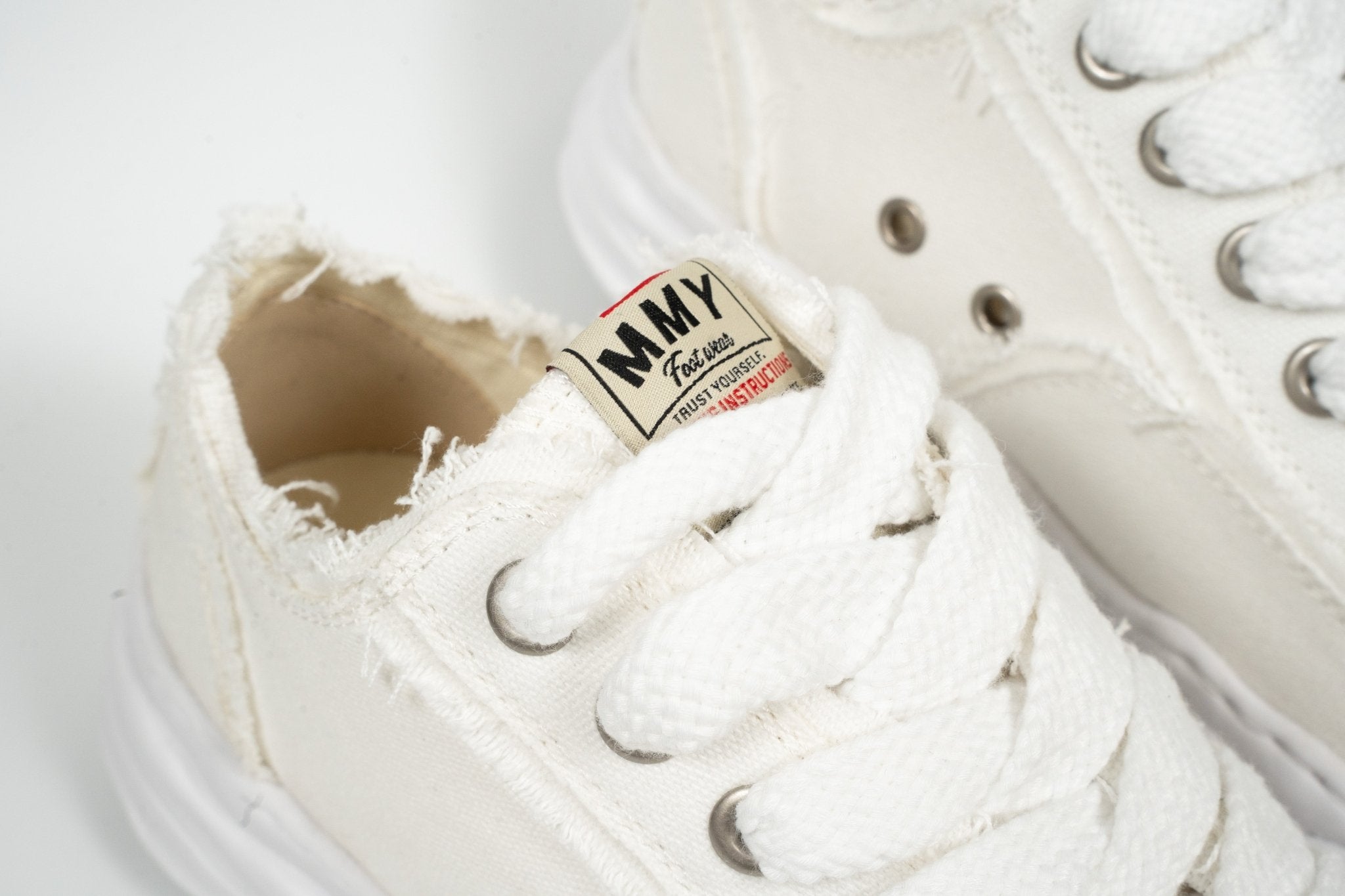 מייסון מיארה לבנות קרעים לבנים | Branded shoes bymrcrazyshoes