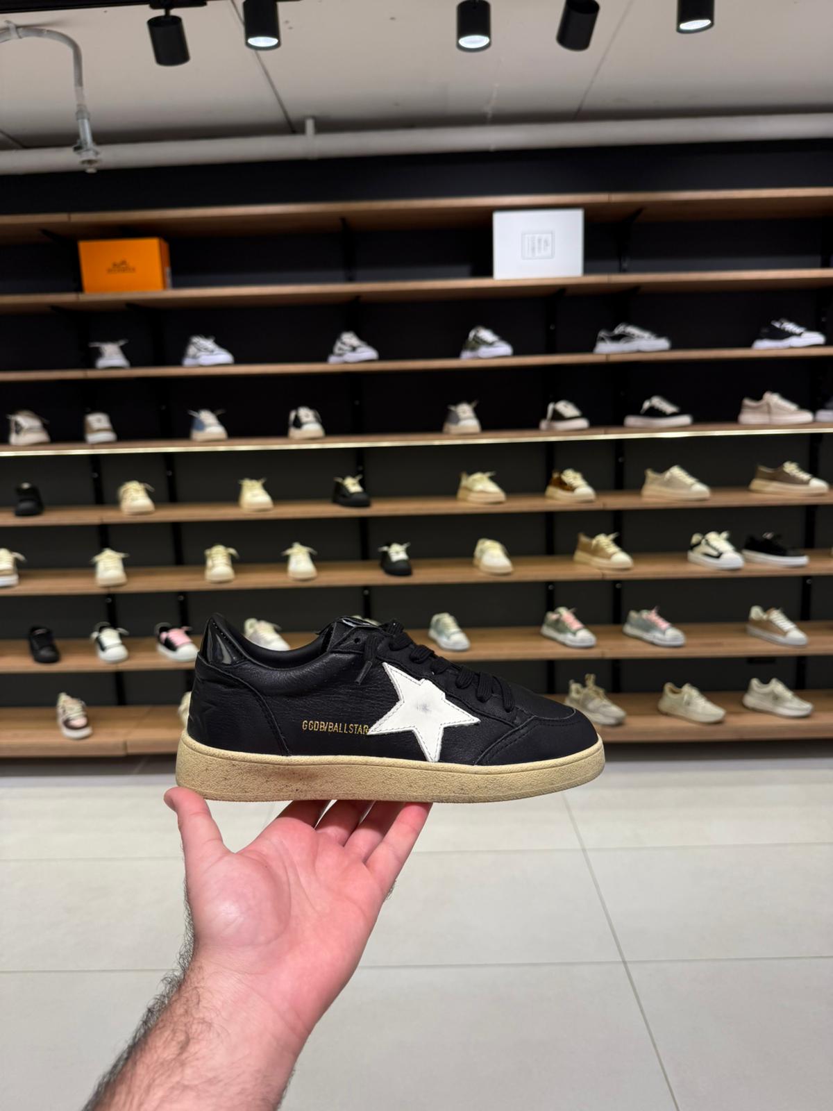 גולדן גוס - בולסטאר שחור עור וכוכב לבן | Branded shoes bymrcrazyshoes