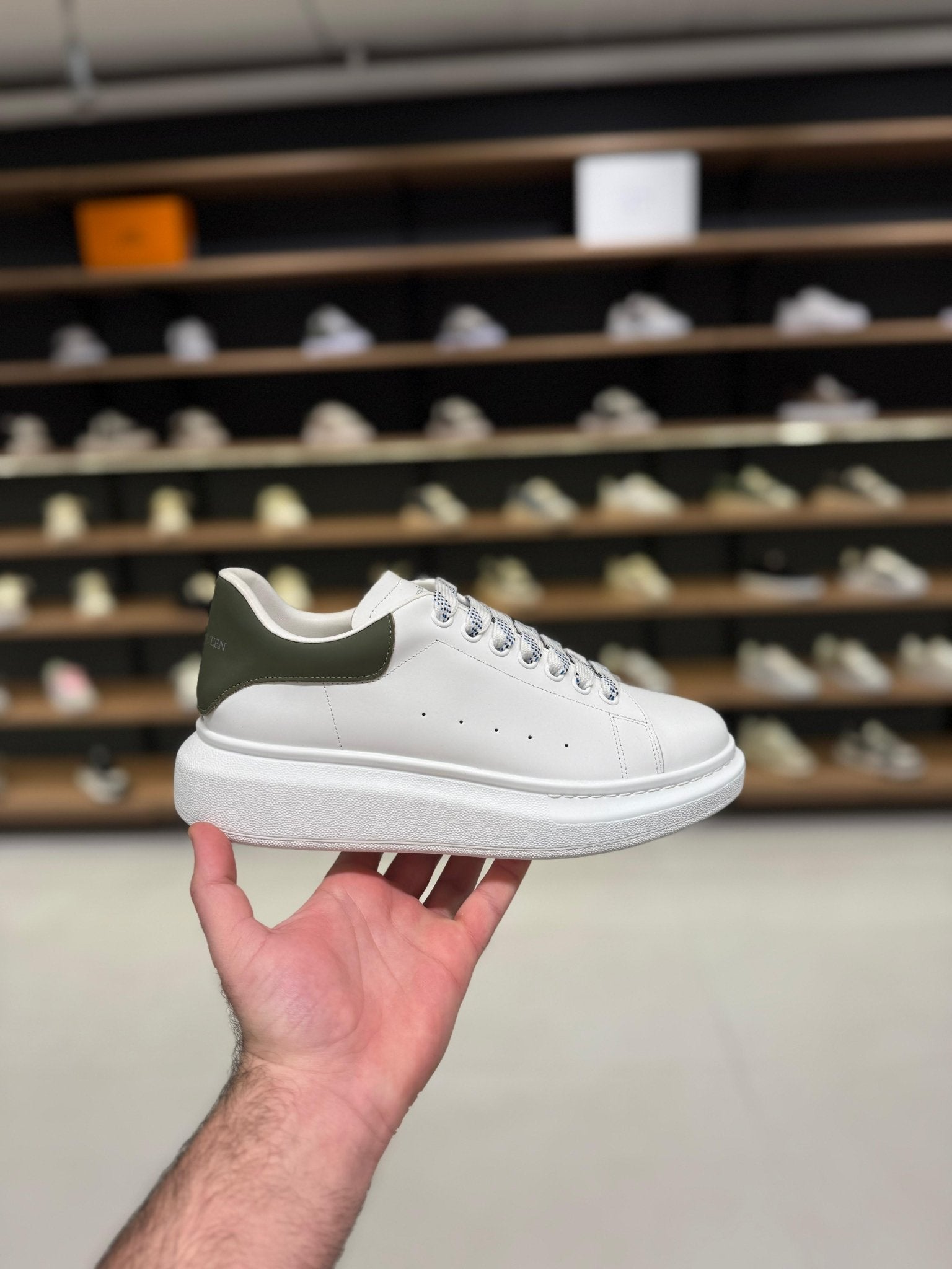 אלכסנדר מקווין – שילוב של לבן וירוק זית | Branded shoes bymrcrazyshoes