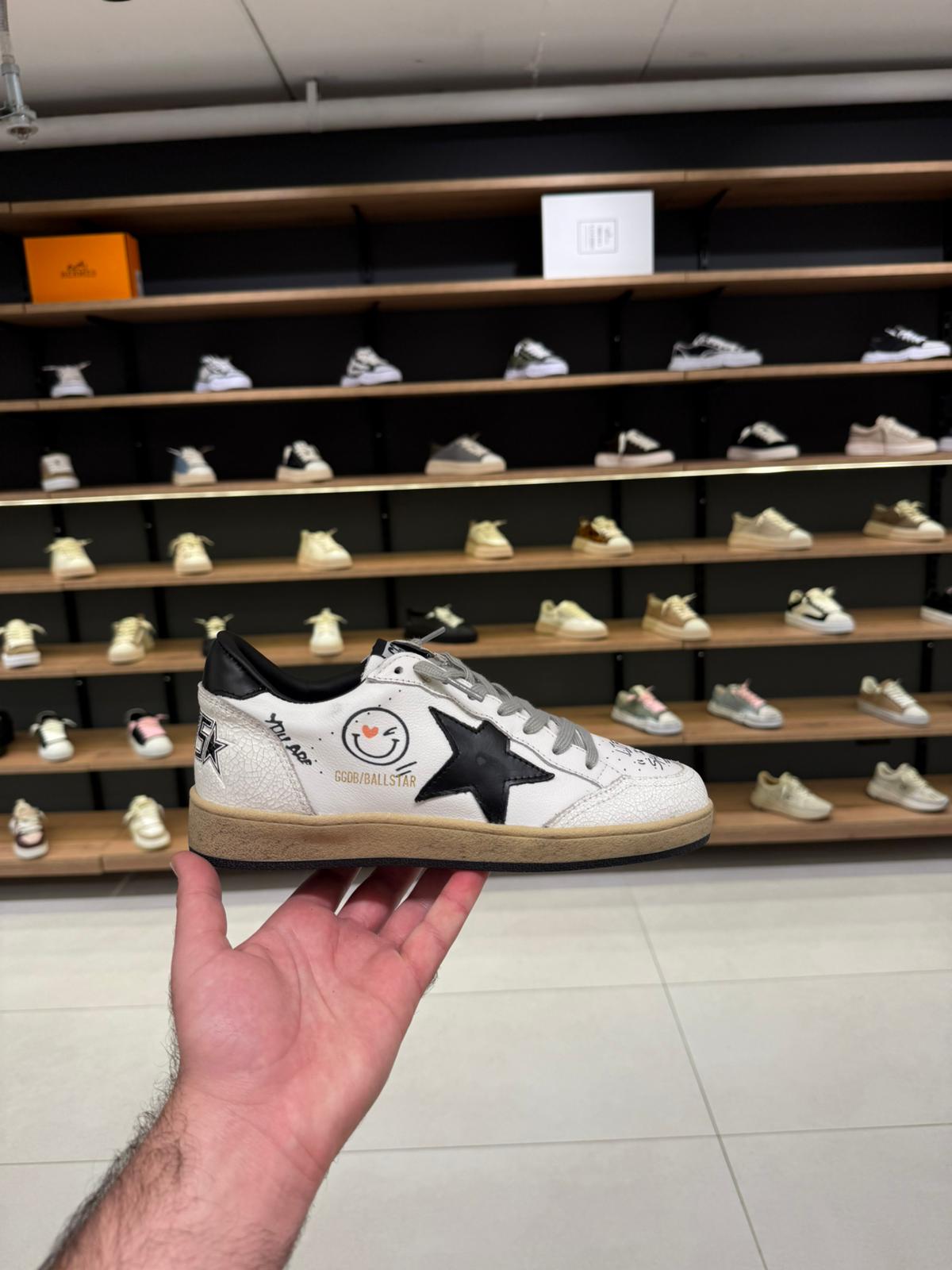 גולדן גוס - בולסטאר לבן עם שחור וציור | Branded shoes bymrcrazyshoes