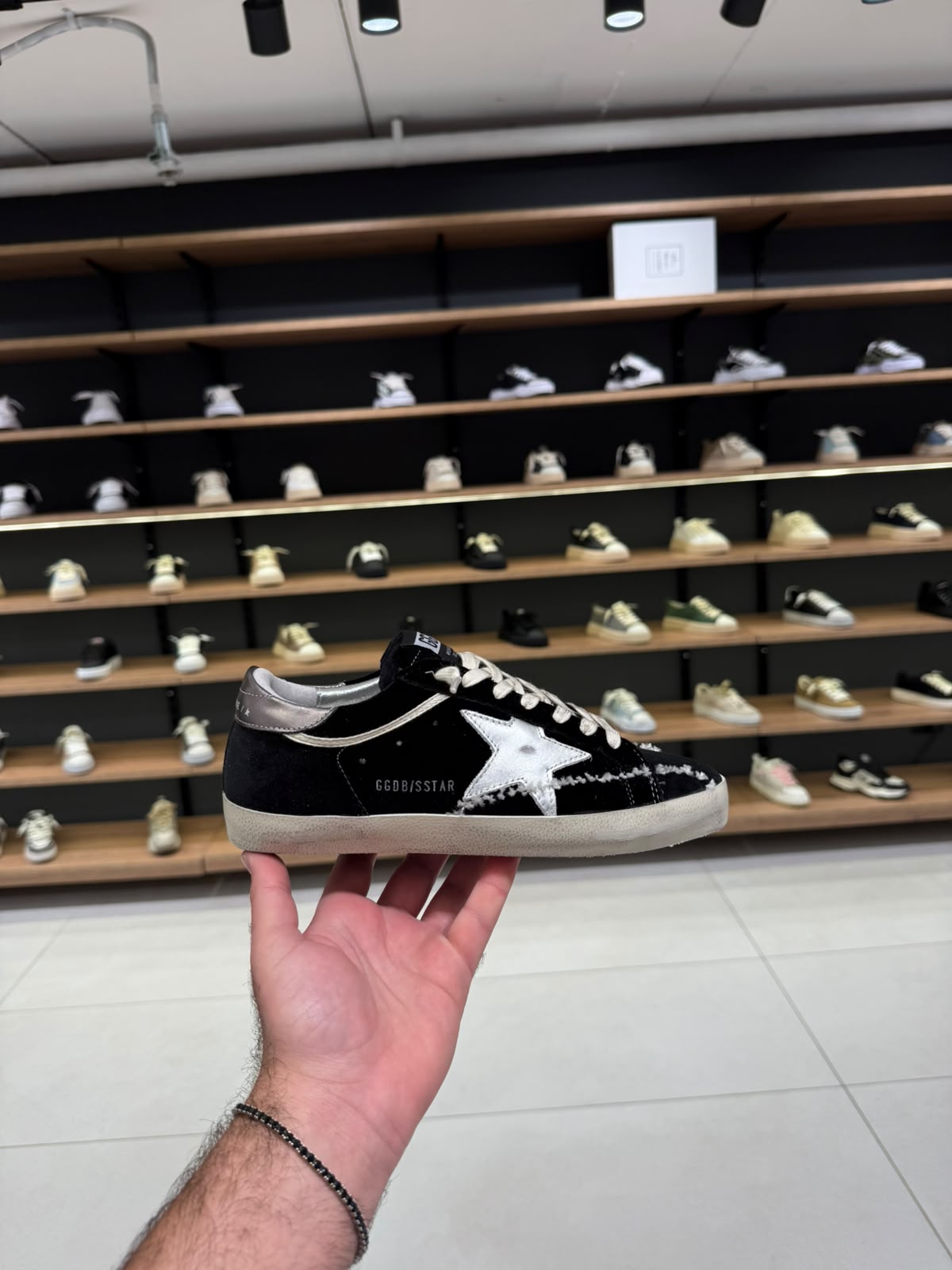 גולדן גוס - סופרסטאר שחור עם לבן | Branded shoes bymrcrazyshoes