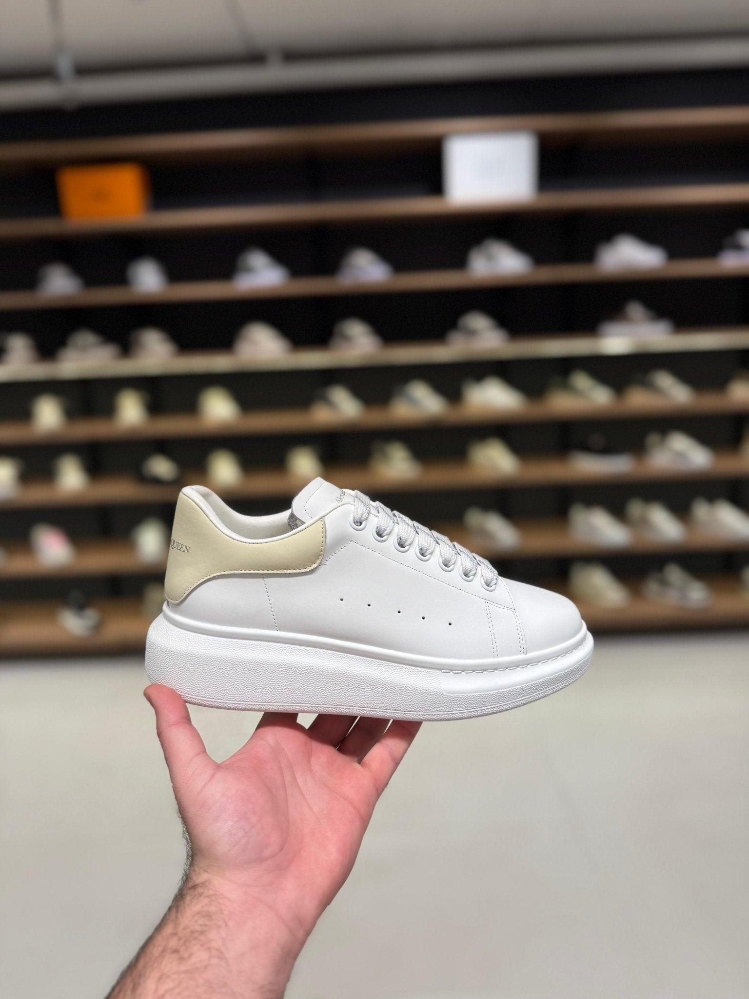 אלכסנדר מקווין - לבן ועקב בז | Branded shoes bymrcrazyshoes