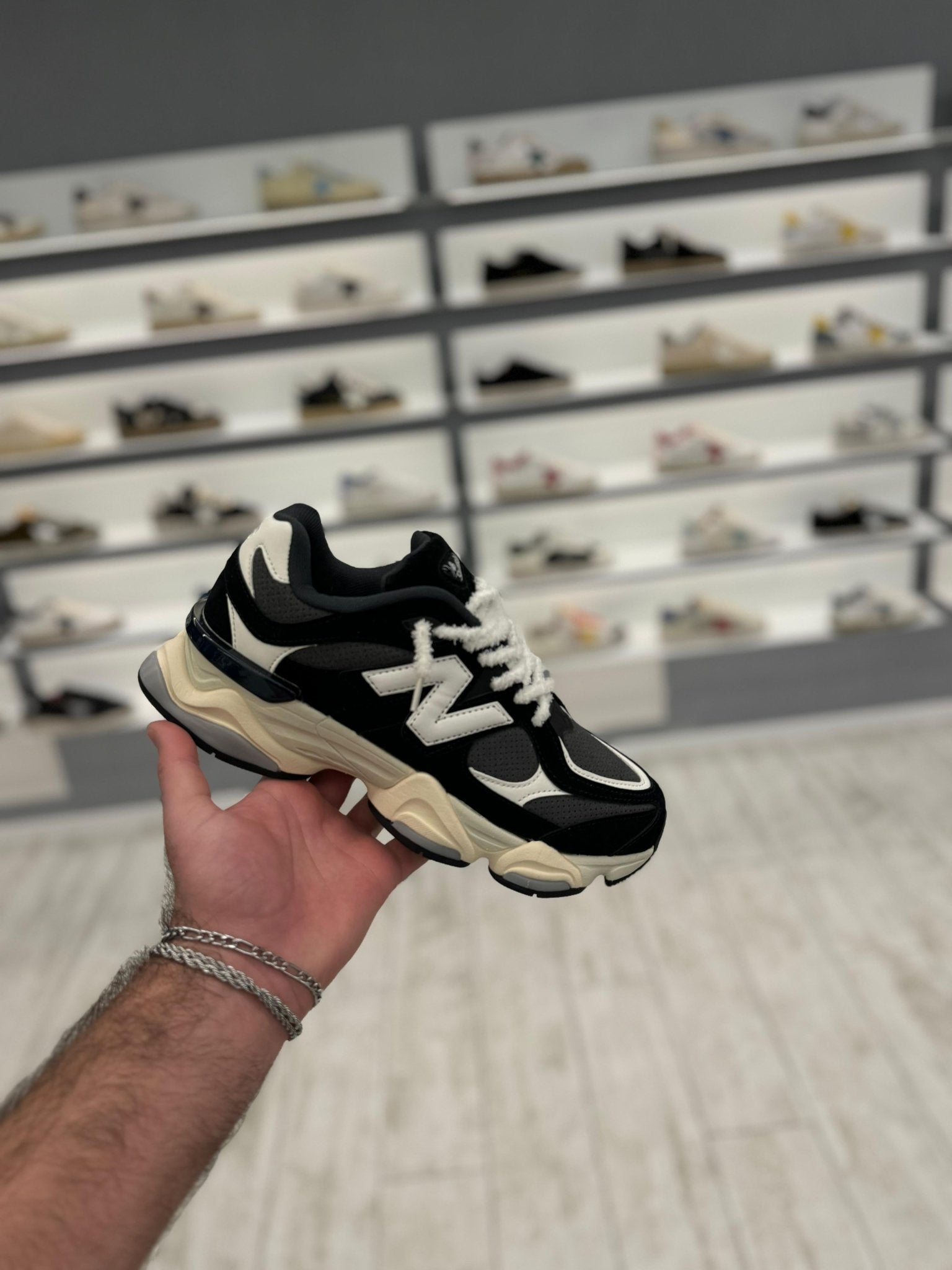 ניו באלנס 9060 - שחור לבן עם שרוכים צ'אנקים | Branded shoes bymrcrazyshoes