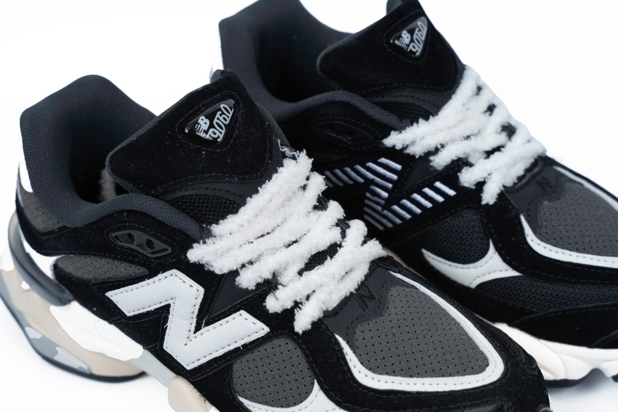 ניו באלנס 9060 - שחור לבן עם שרוכים צ'אנקים | Branded shoes bymrcrazyshoes
