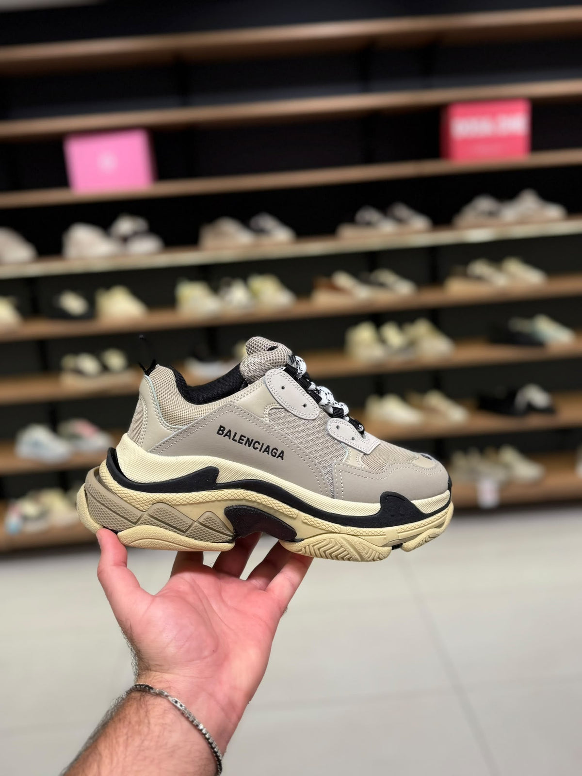 באלנסיאגה טריפל s-בז עם שרכים שחורים | Branded shoes bymrcrazyshoes