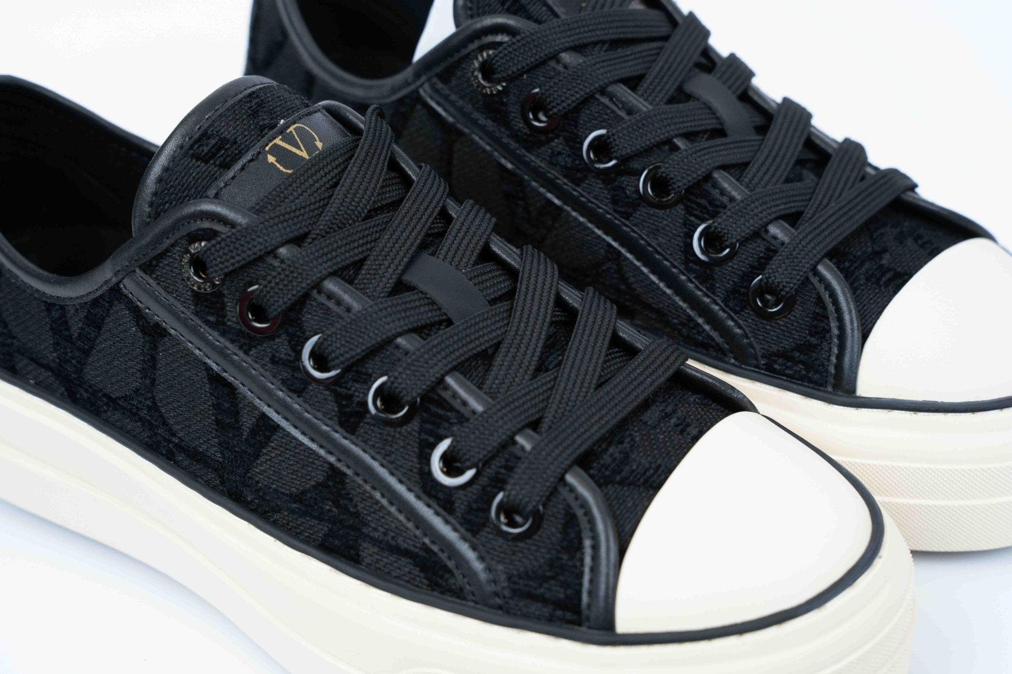 ולנטינו סניקרס - שחור לבן | Branded shoes bymrcrazyshoes