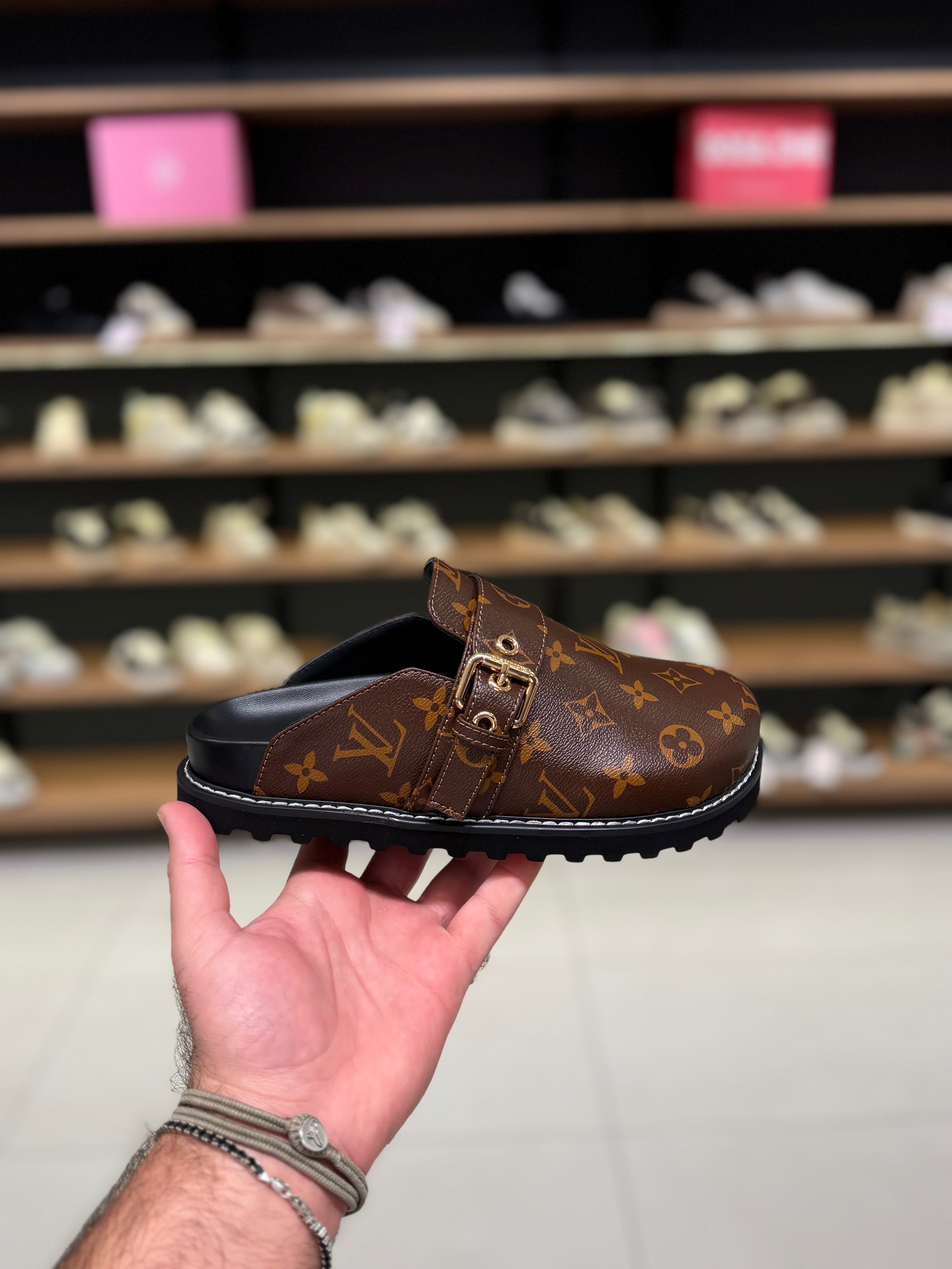 כפכף לואי ויטון-חום עם לוגו | Branded shoes bymrcrazyshoes