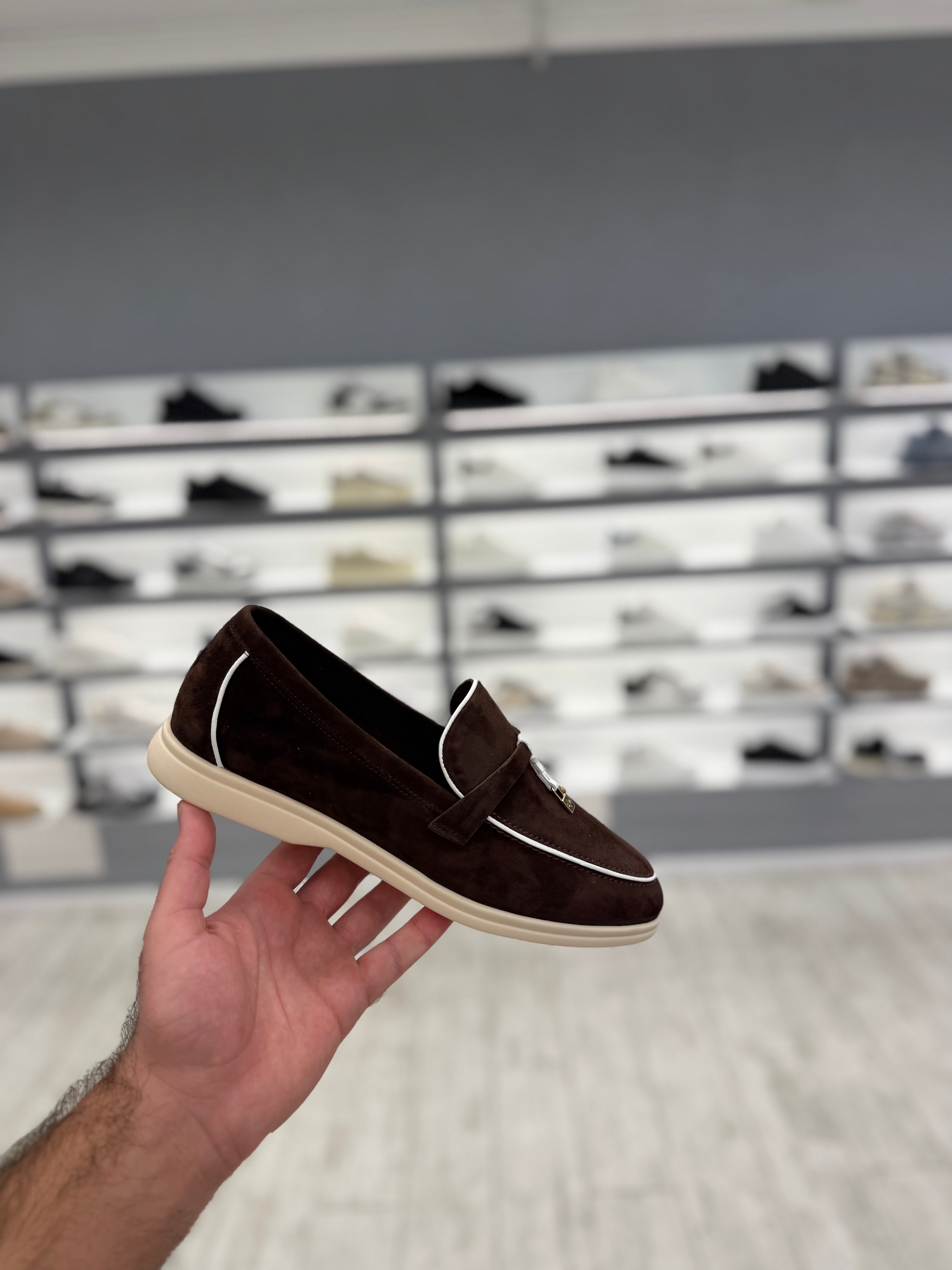 לורו פיאנה- חום עם פסים לבנים