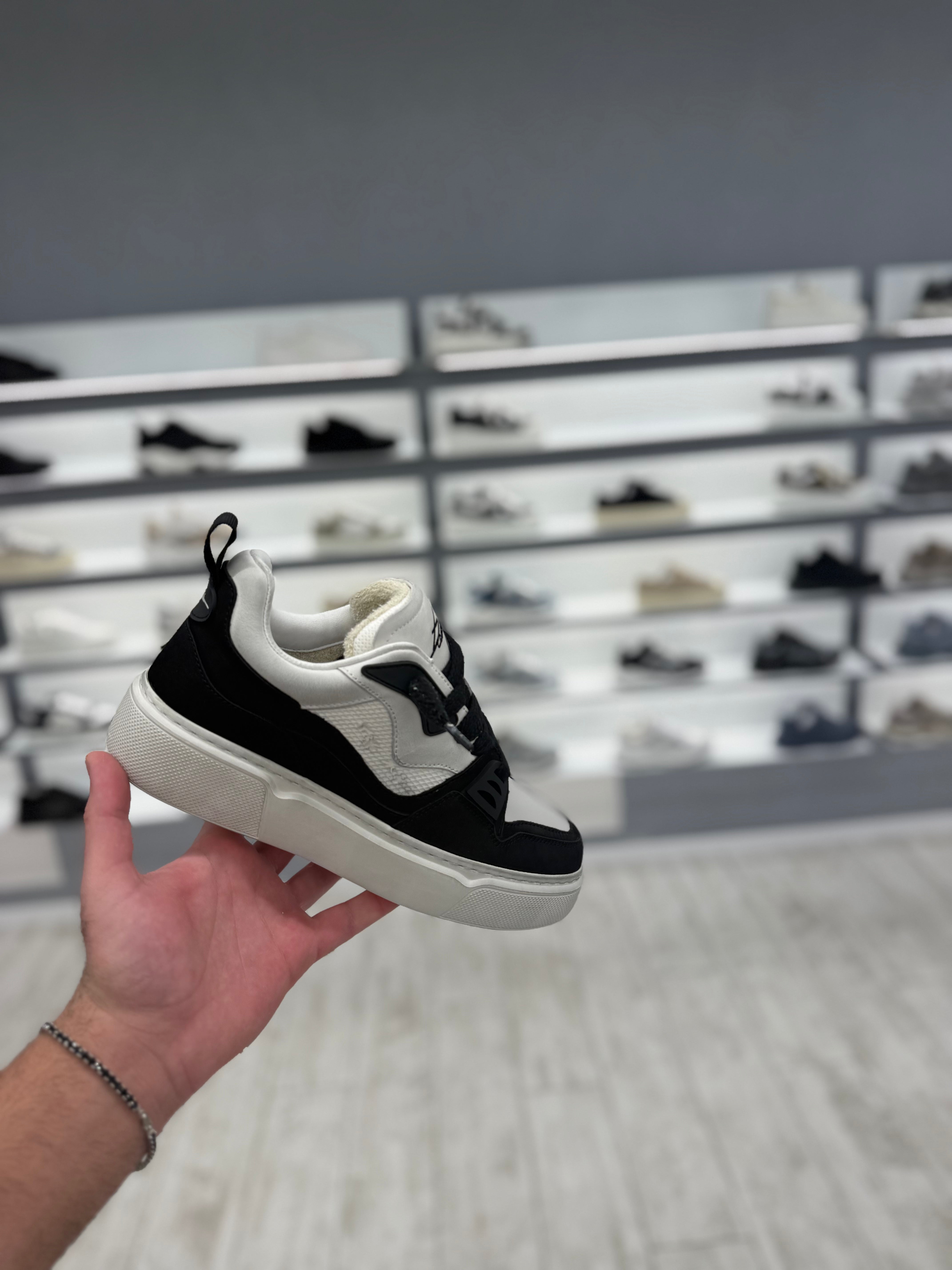 סניקרס דוסה- שחור לבן עם אפור