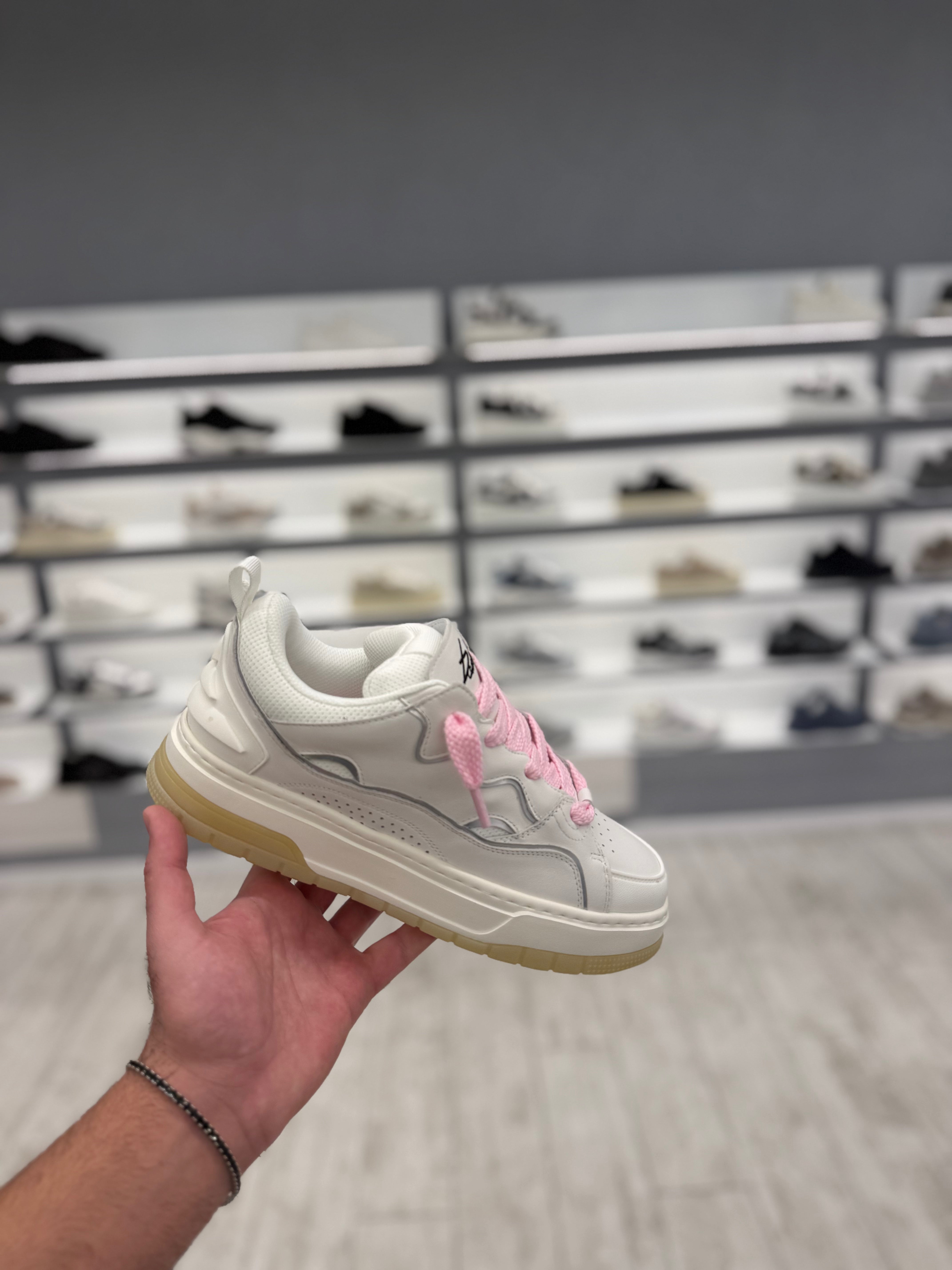 סניקרס דוסה - לבן אפור עם שרוך ורוד