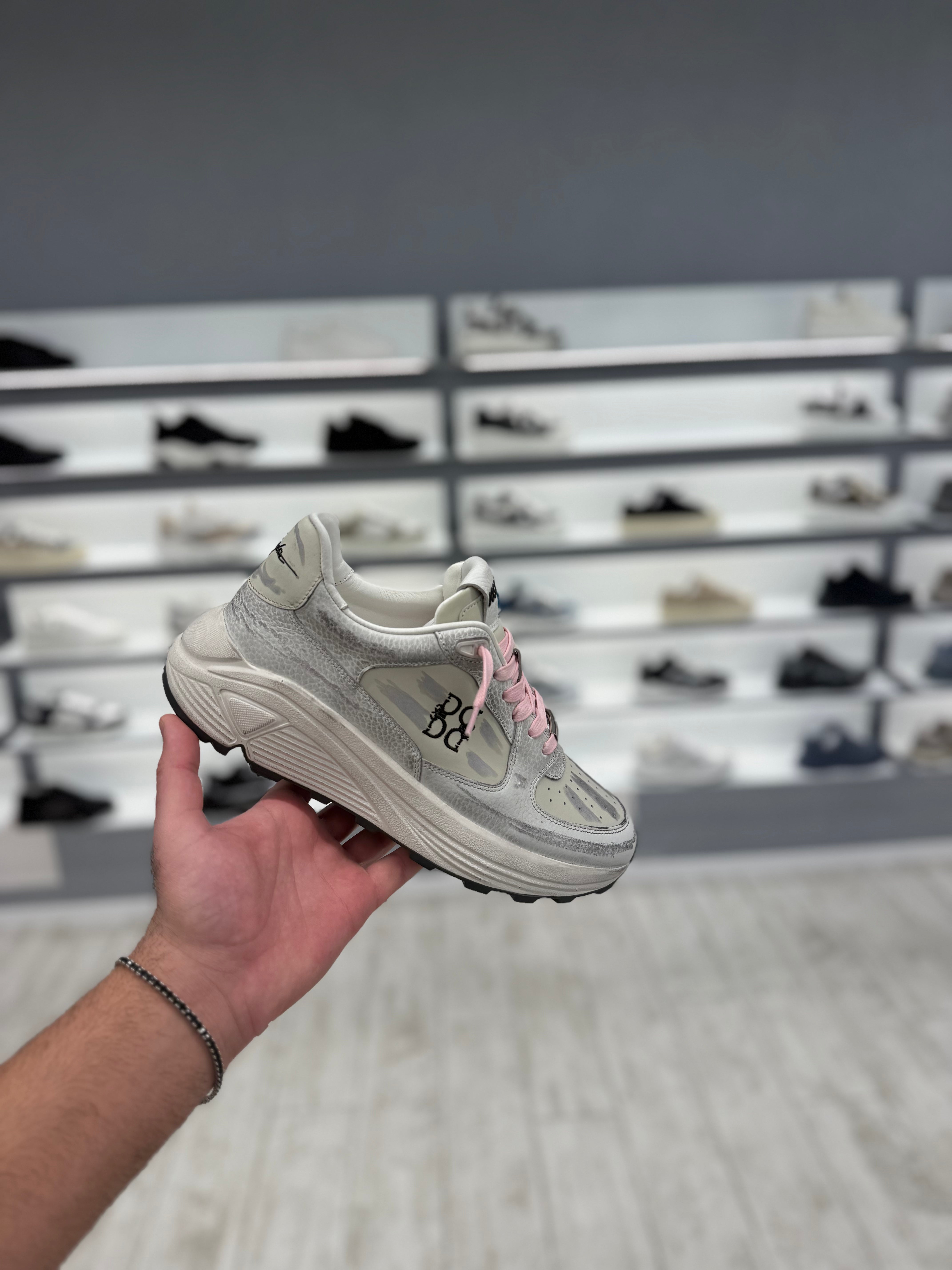 סניקרס דוסה- אפור מלוכלך עם שרוך ורוד