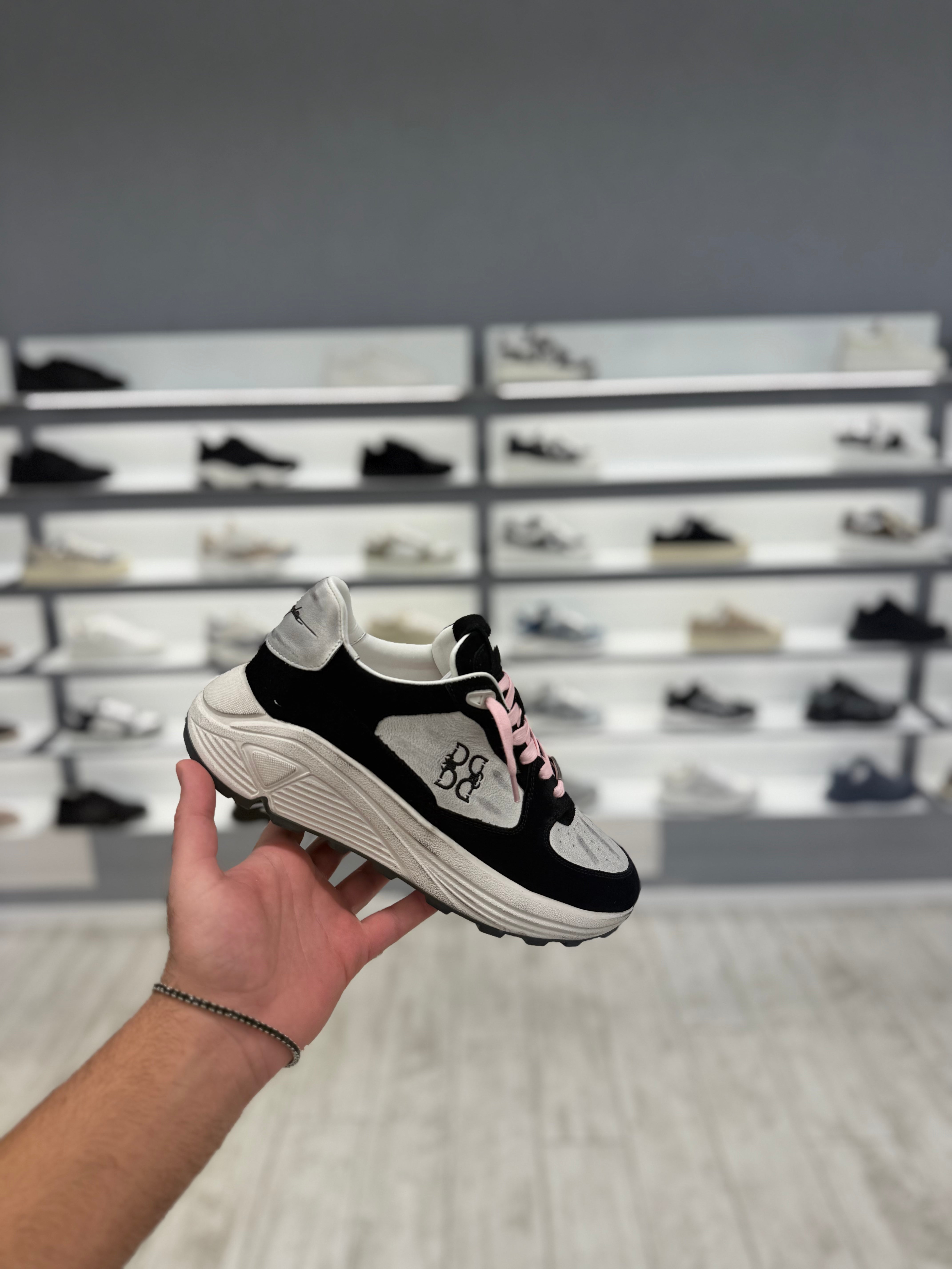 סניקרס דוסה- אפור עם שחור מלוכלך ושרוך ורוד