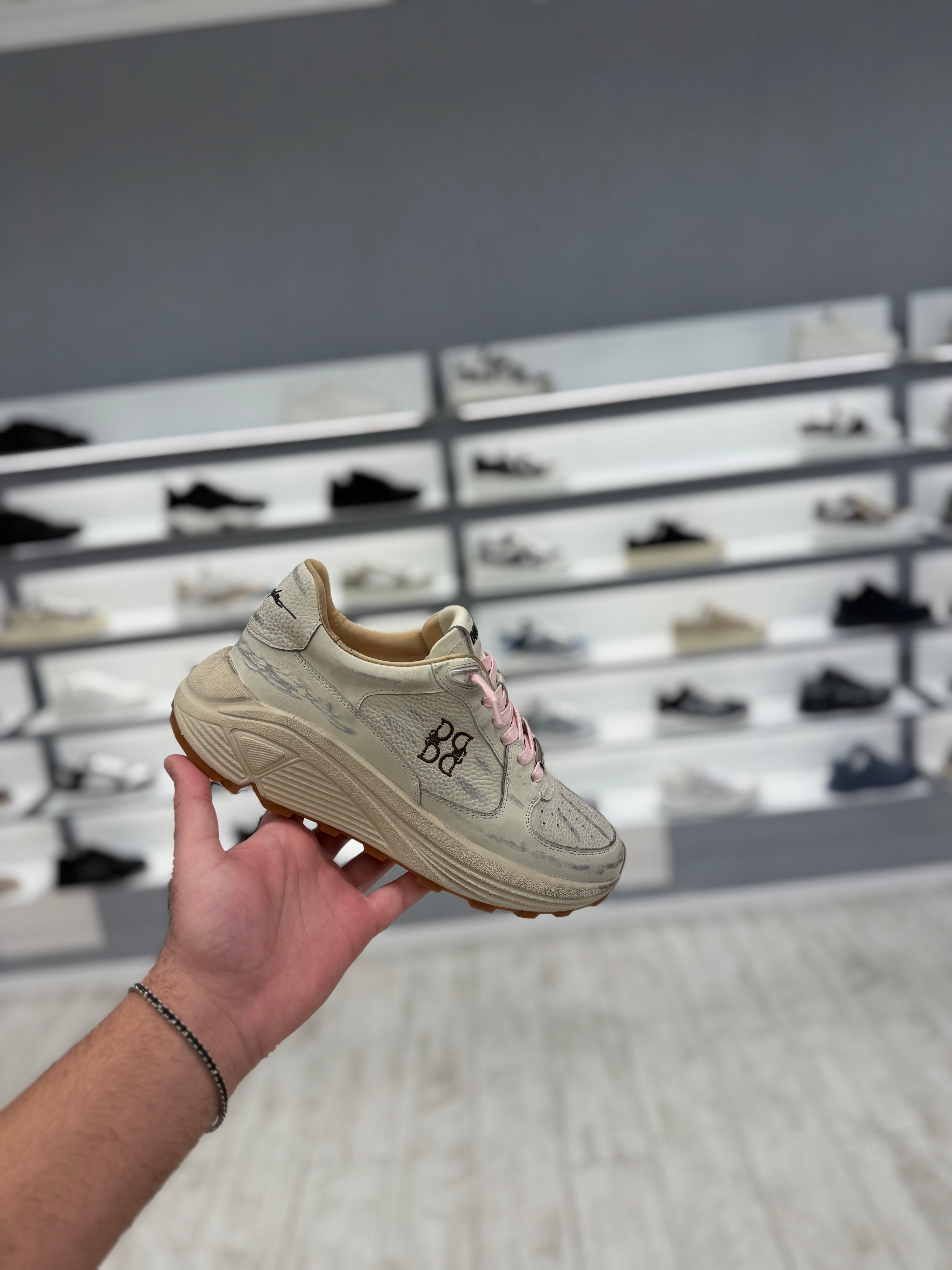 סניקרס דוסה- בז מלוכלך ושרוך ורוד