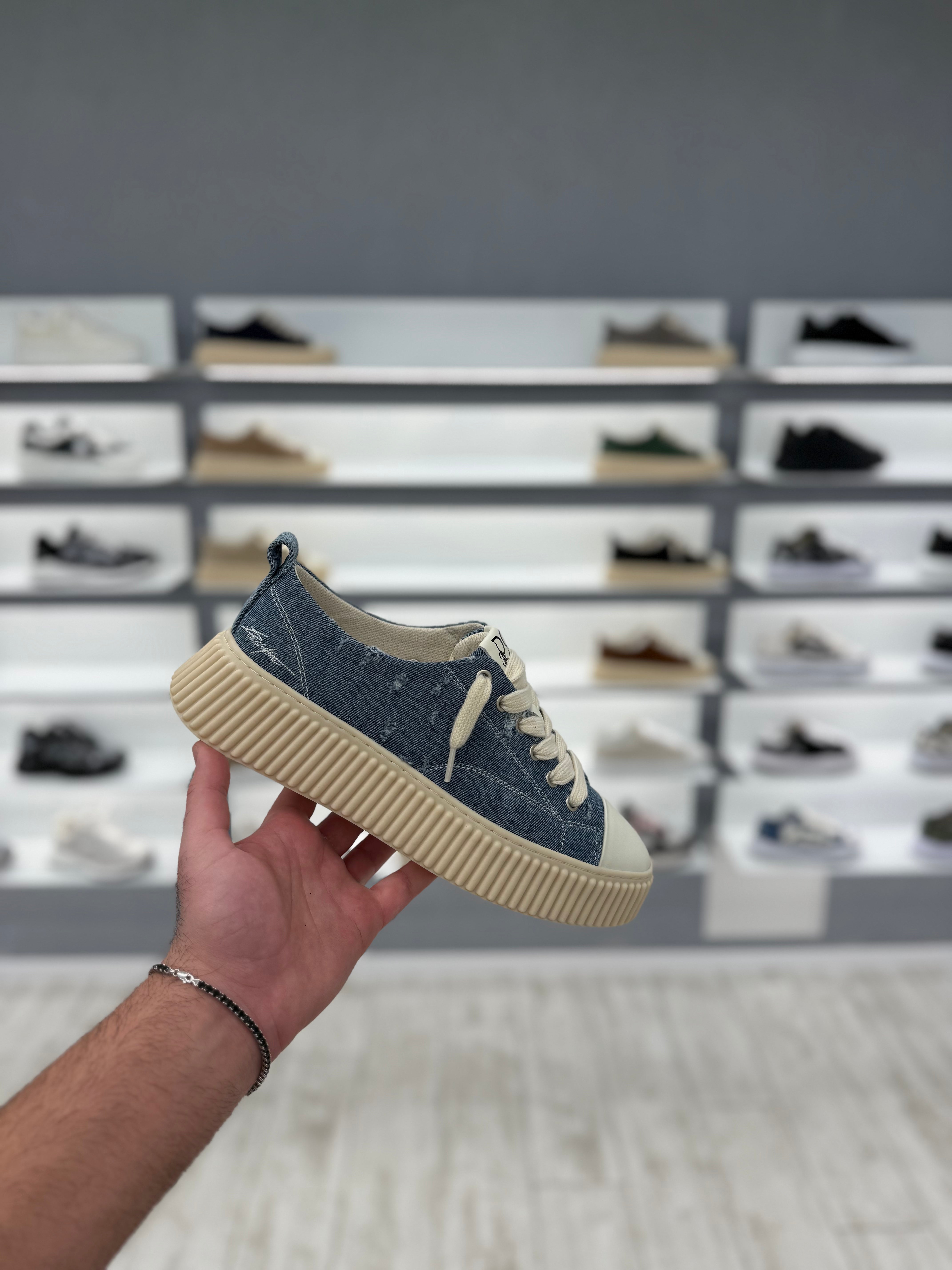 דוסה סניקרס- גינס