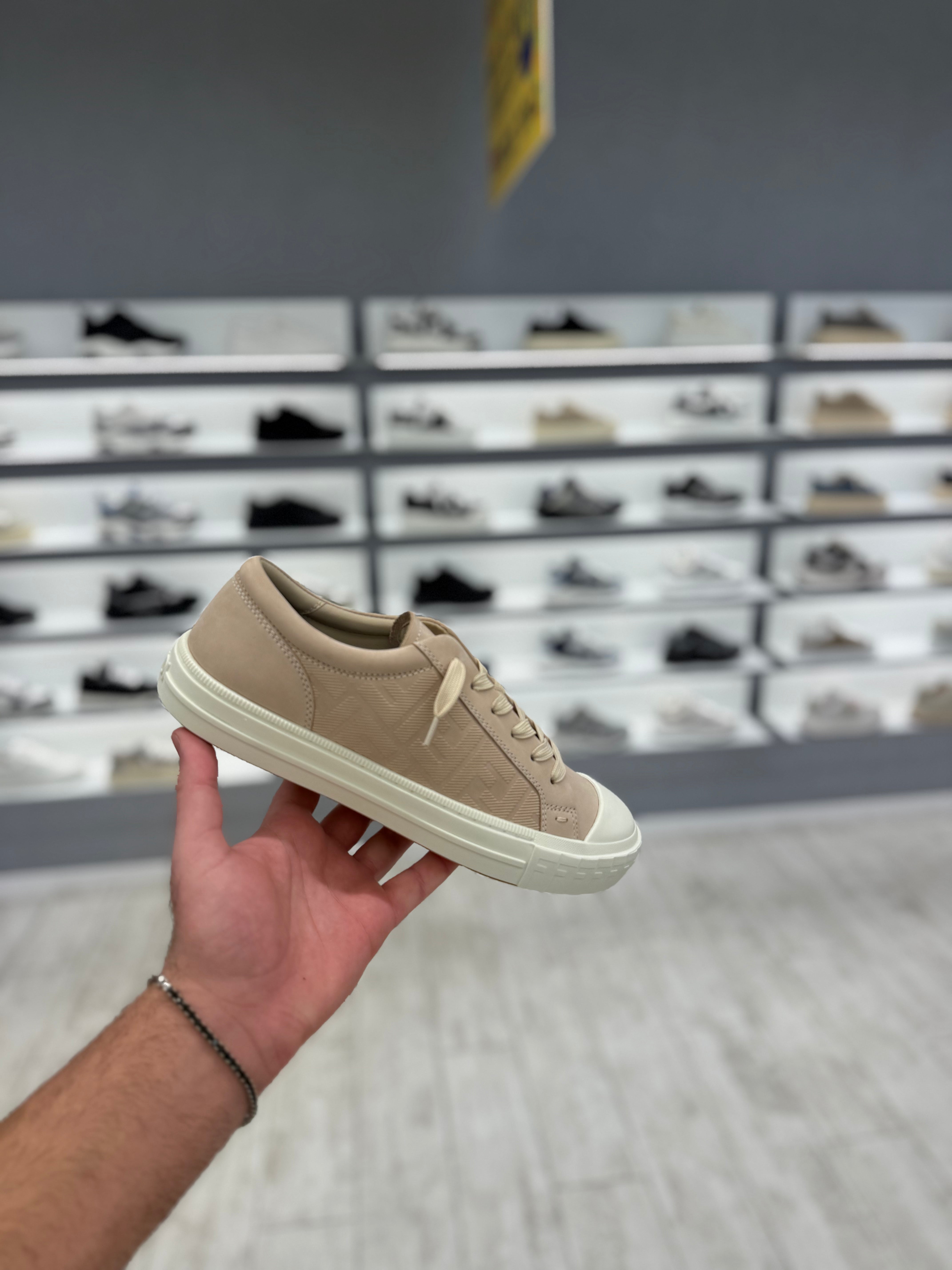 סניקרס פנדי- בז ולבן