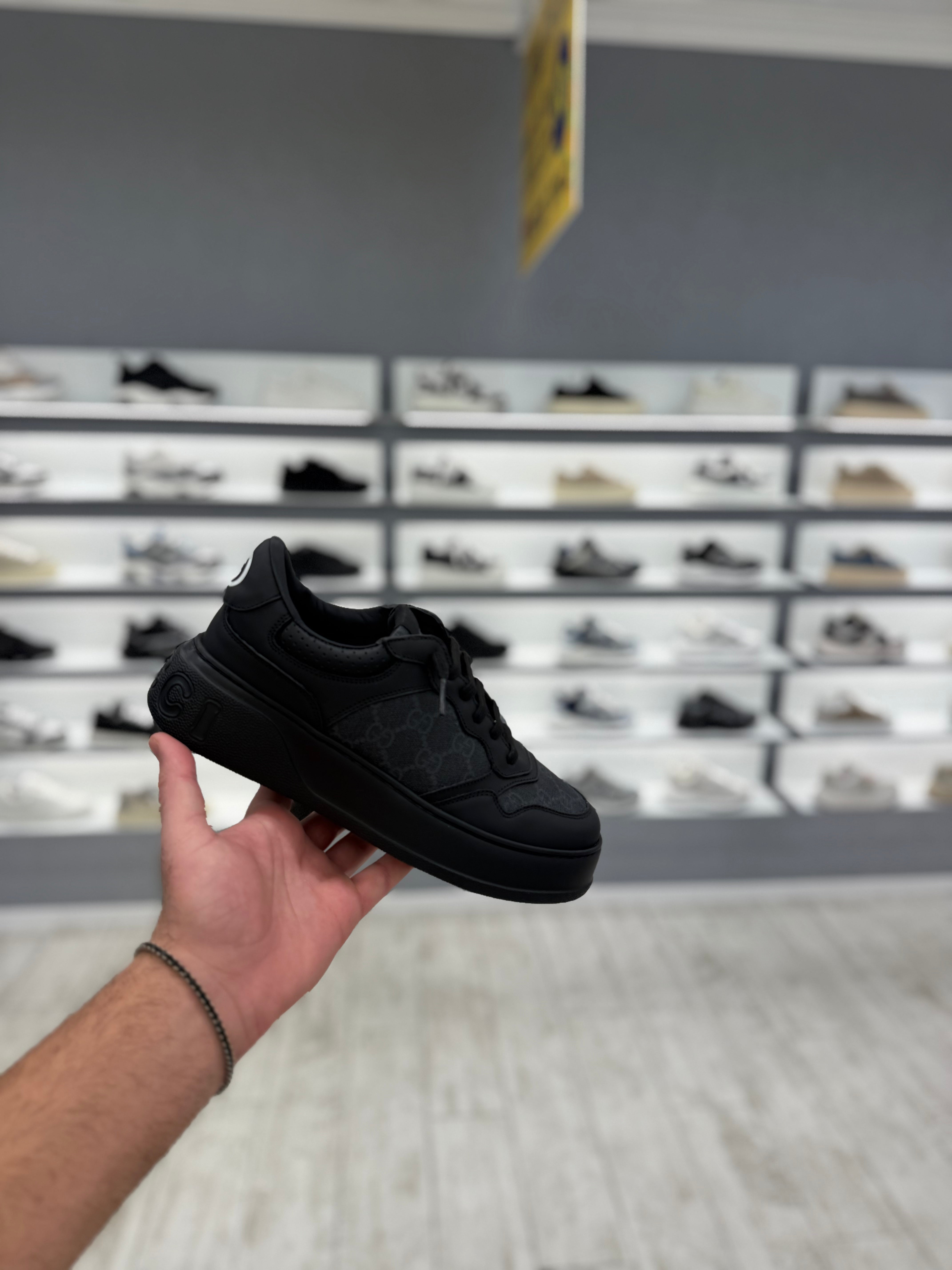 גוצי סניקרס-שחור מלא